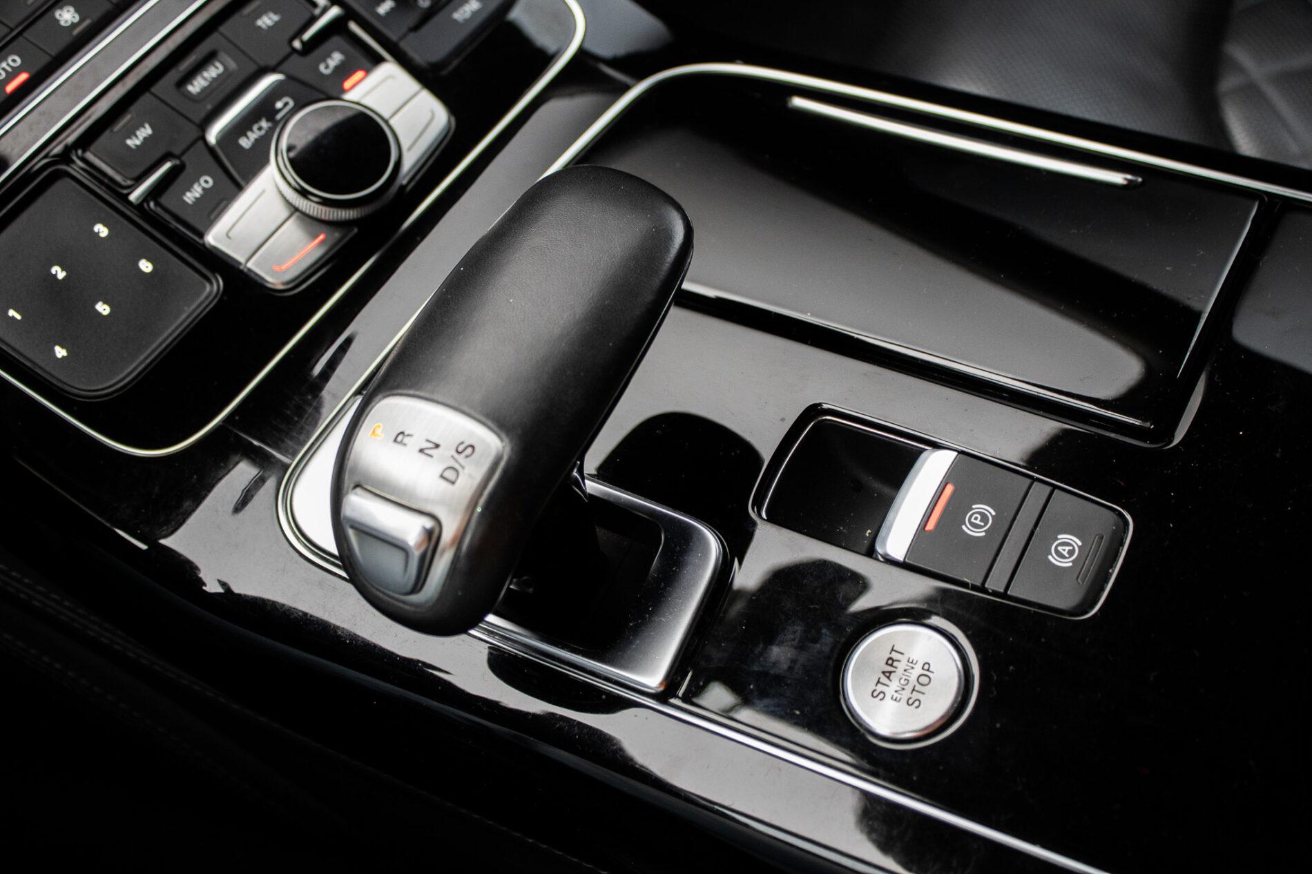 2016 AUDI A8, černá sedan, 186 825 km