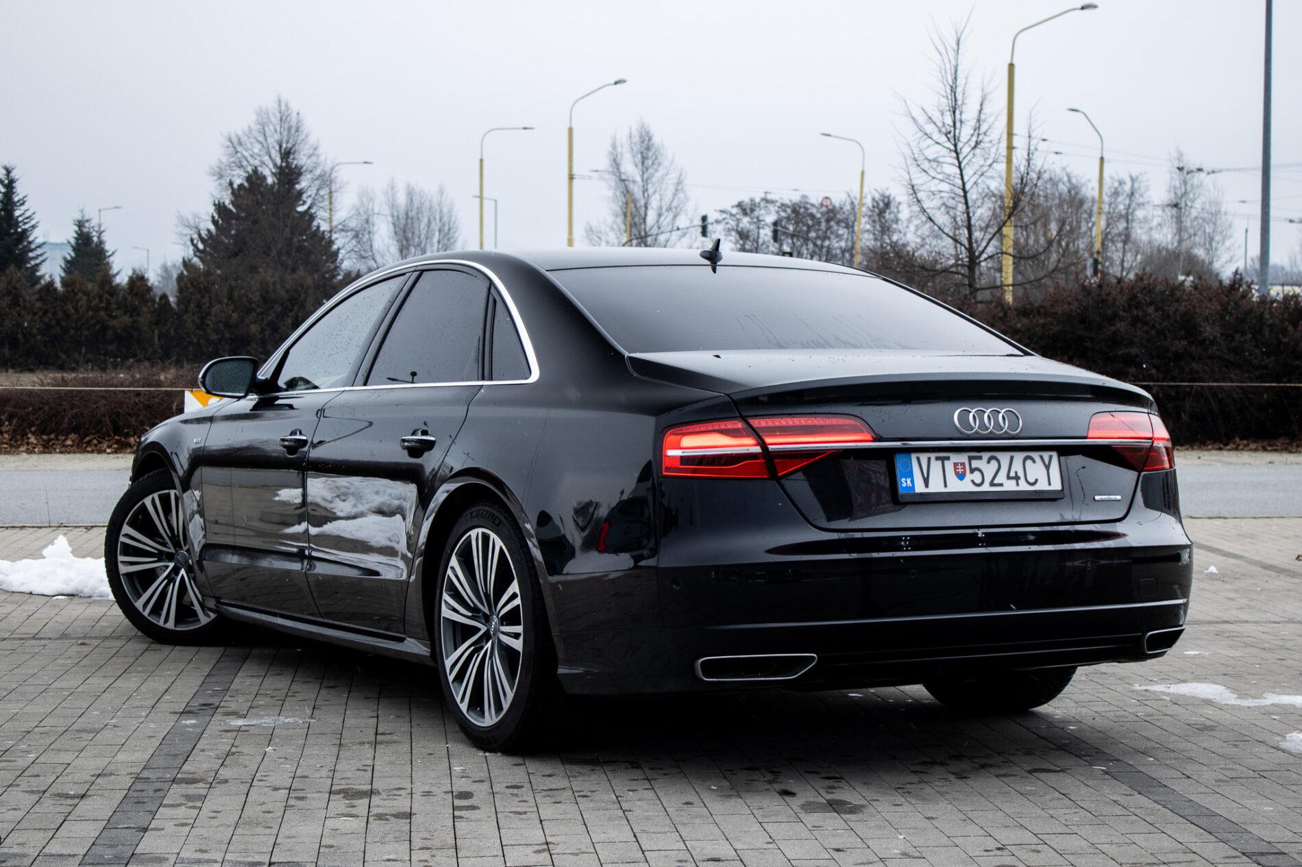 2016 AUDI A8, černá sedan, 186 825 km