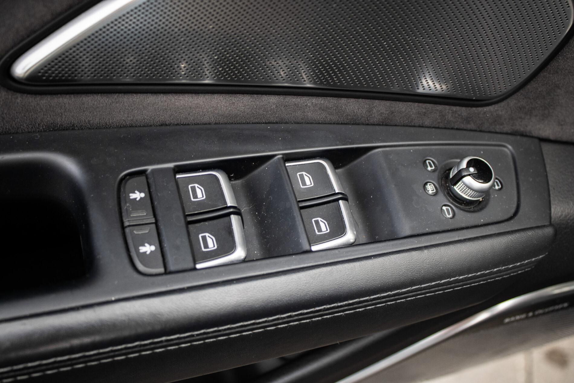 2016 AUDI A8, černá sedan, 186 825 km