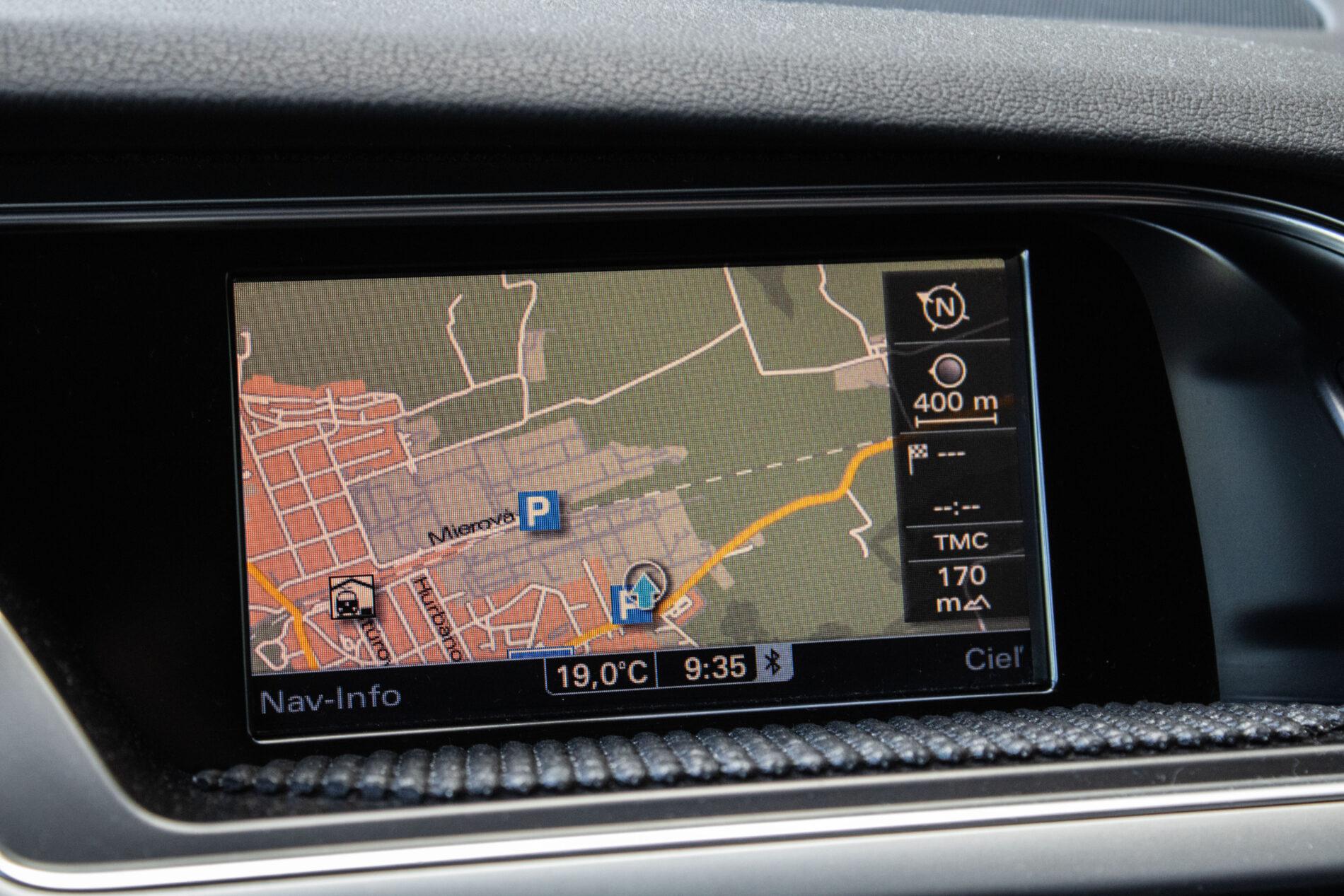 2012 AUDI A4, stříbrná kombi, 191 100 km
