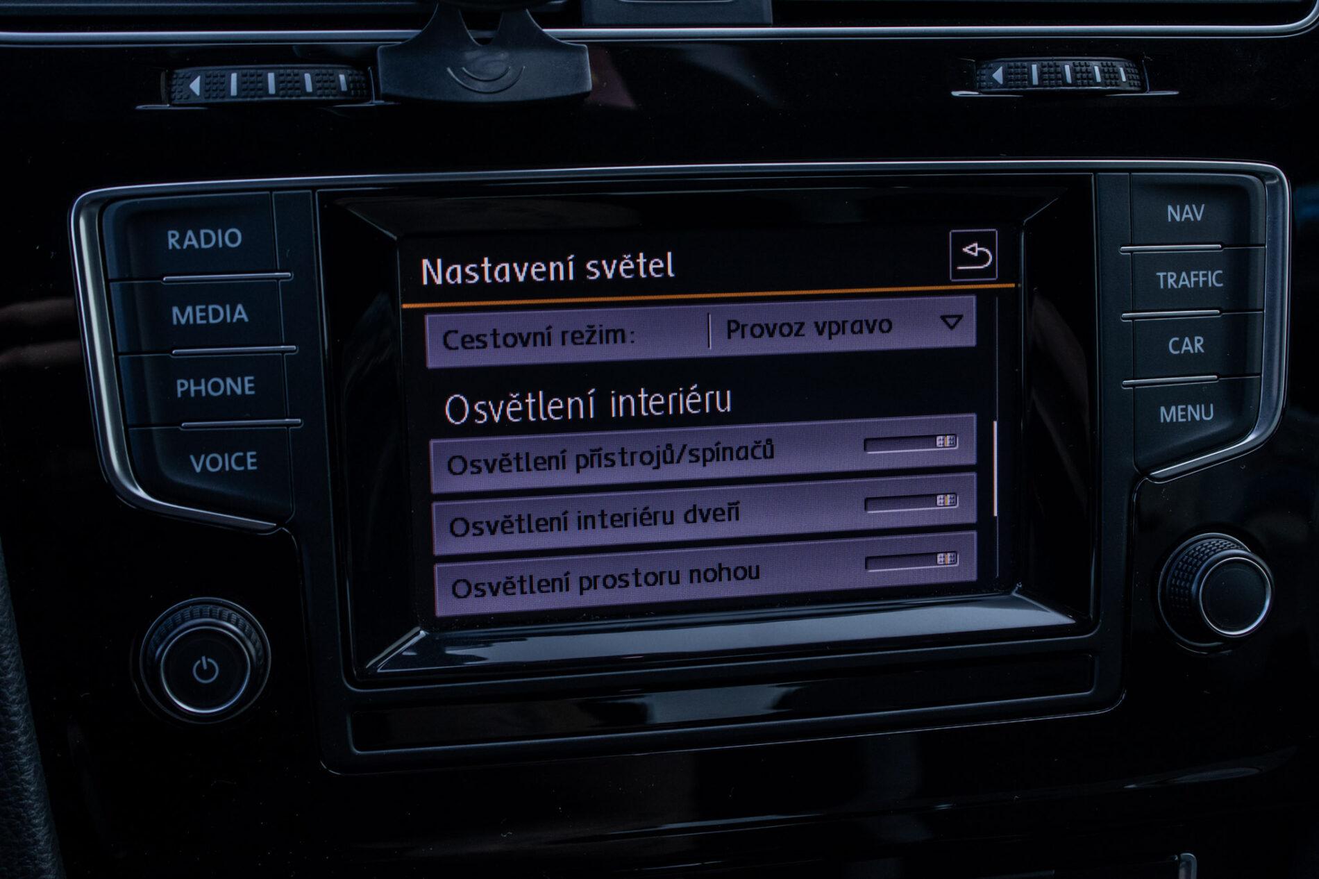2015 Volkswagen Golf R, modrá hatchback, 136 476 km