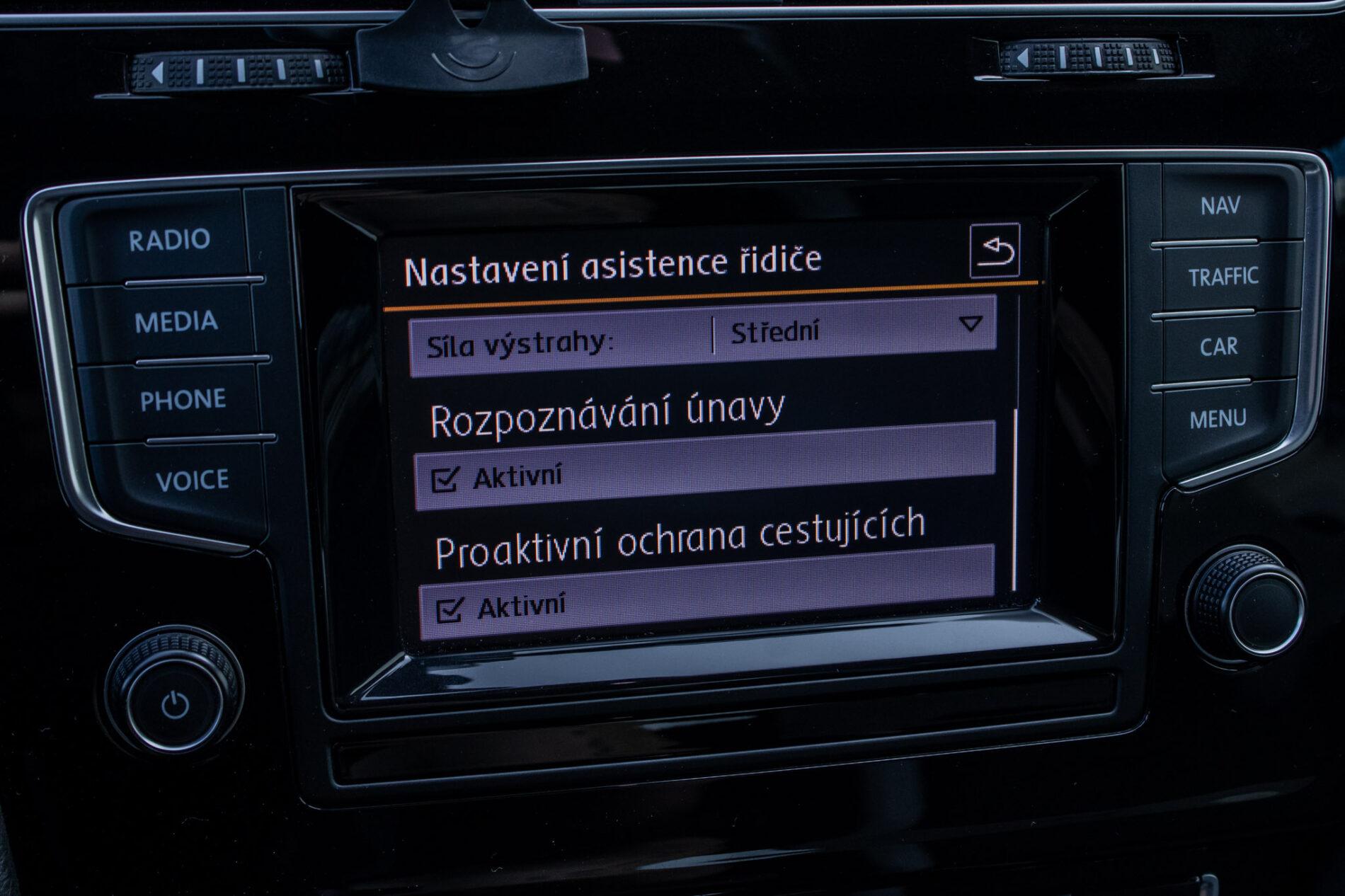 2015 Volkswagen Golf R, modrá hatchback, 136 476 km