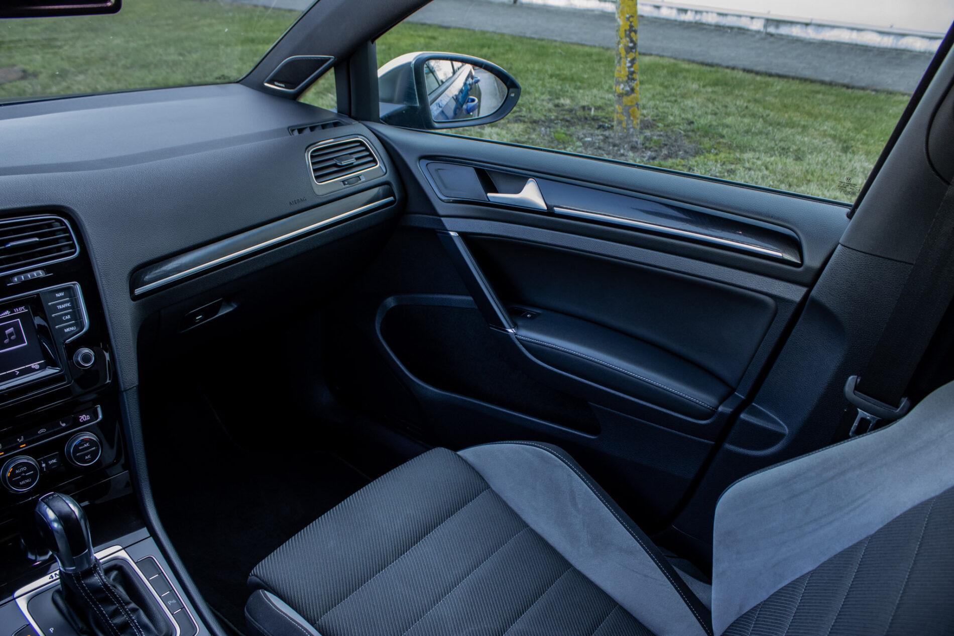 2015 Volkswagen Golf R, modrá hatchback, 136 476 km