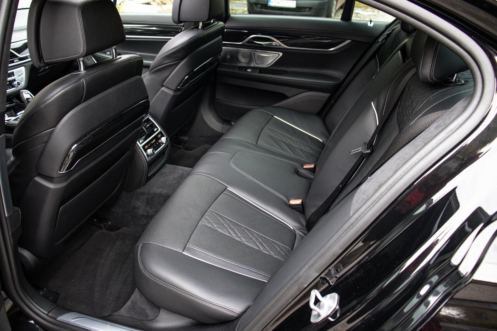 2017 BMW 740d, černá sedan, 160 013 km