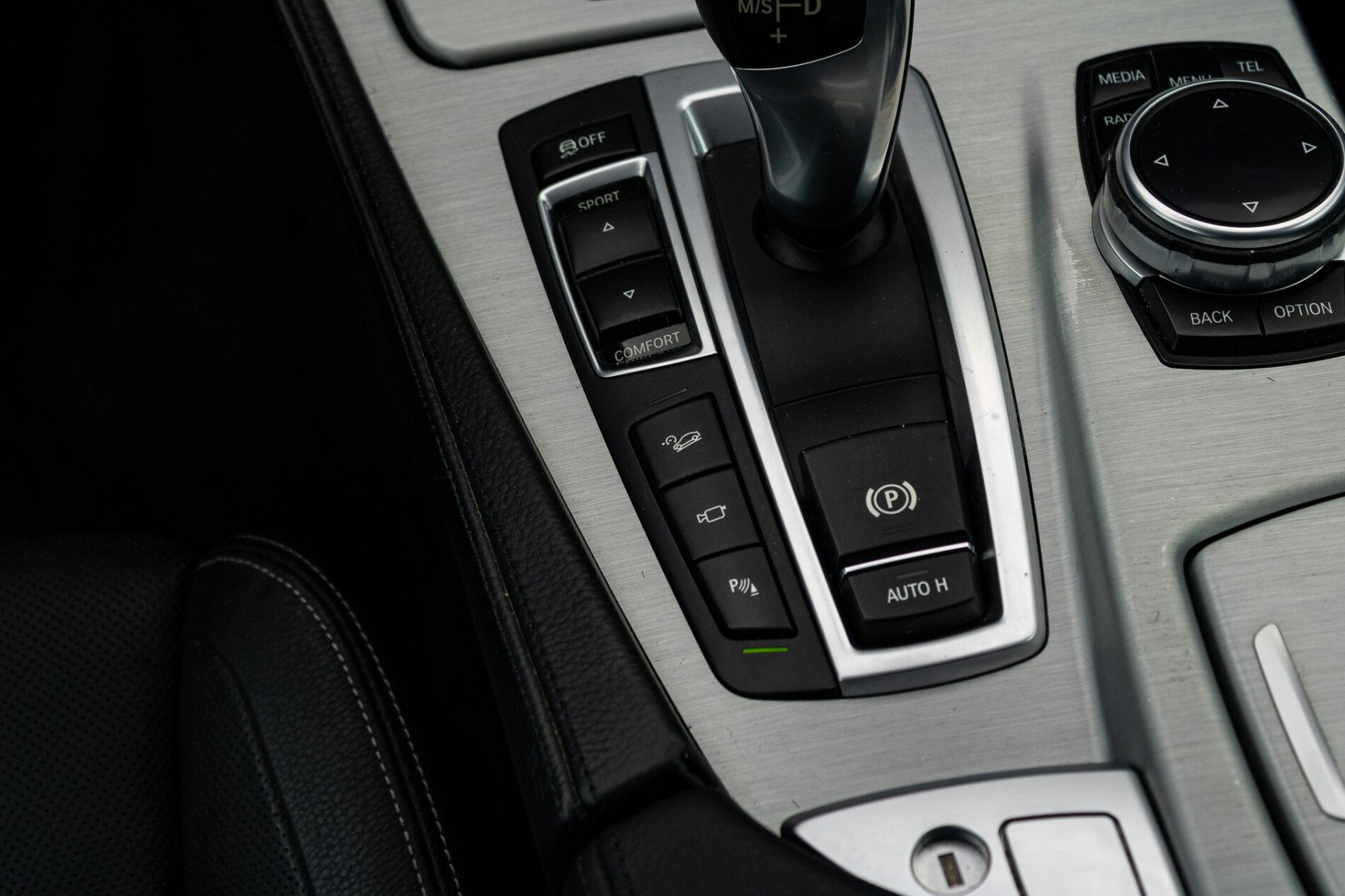 2013 BMW 530d, bílá sedan, 300 588 km