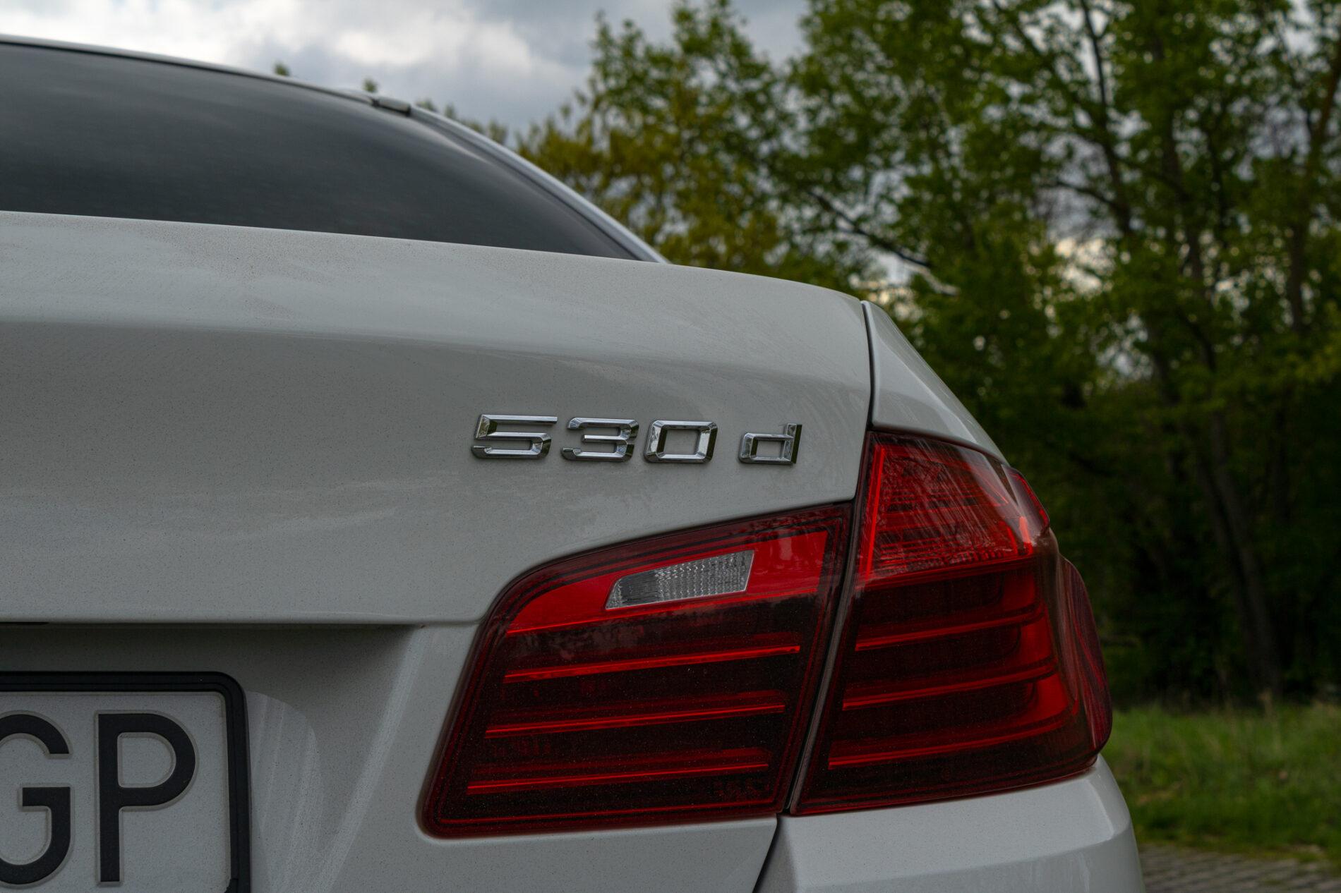 2013 BMW 530d, bílá sedan, 300 588 km