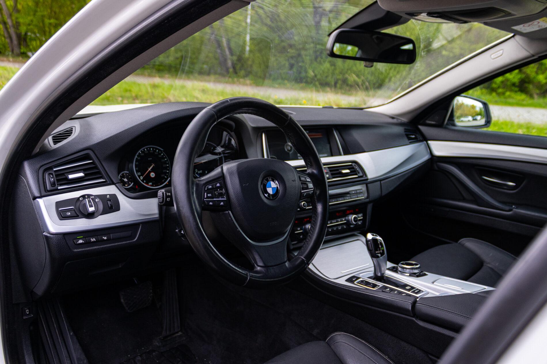 2013 BMW 530d, bílá sedan, 300 588 km