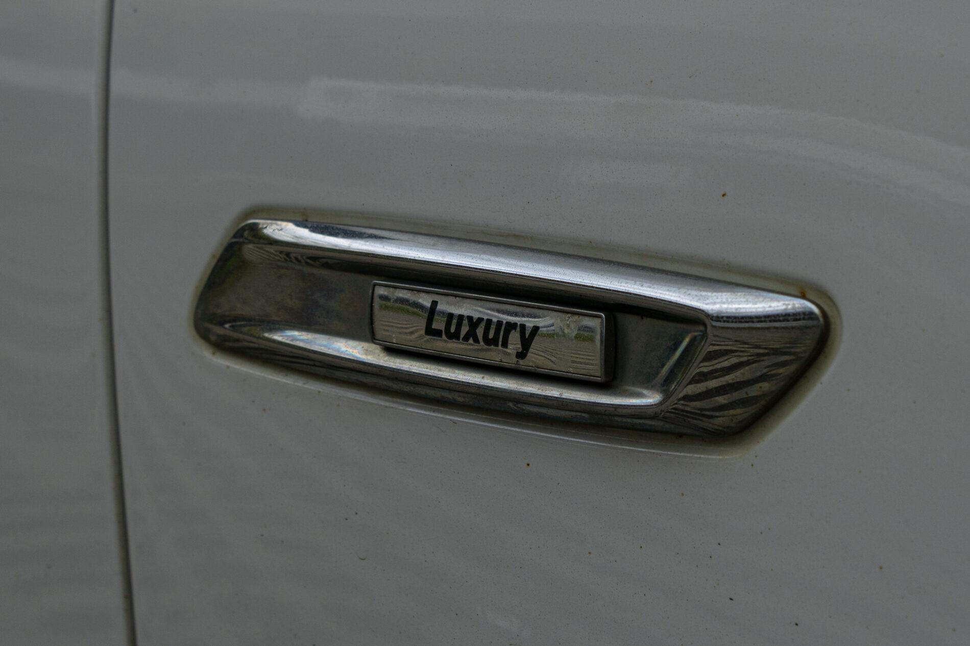 2013 BMW 530d, bílá sedan, 300 588 km