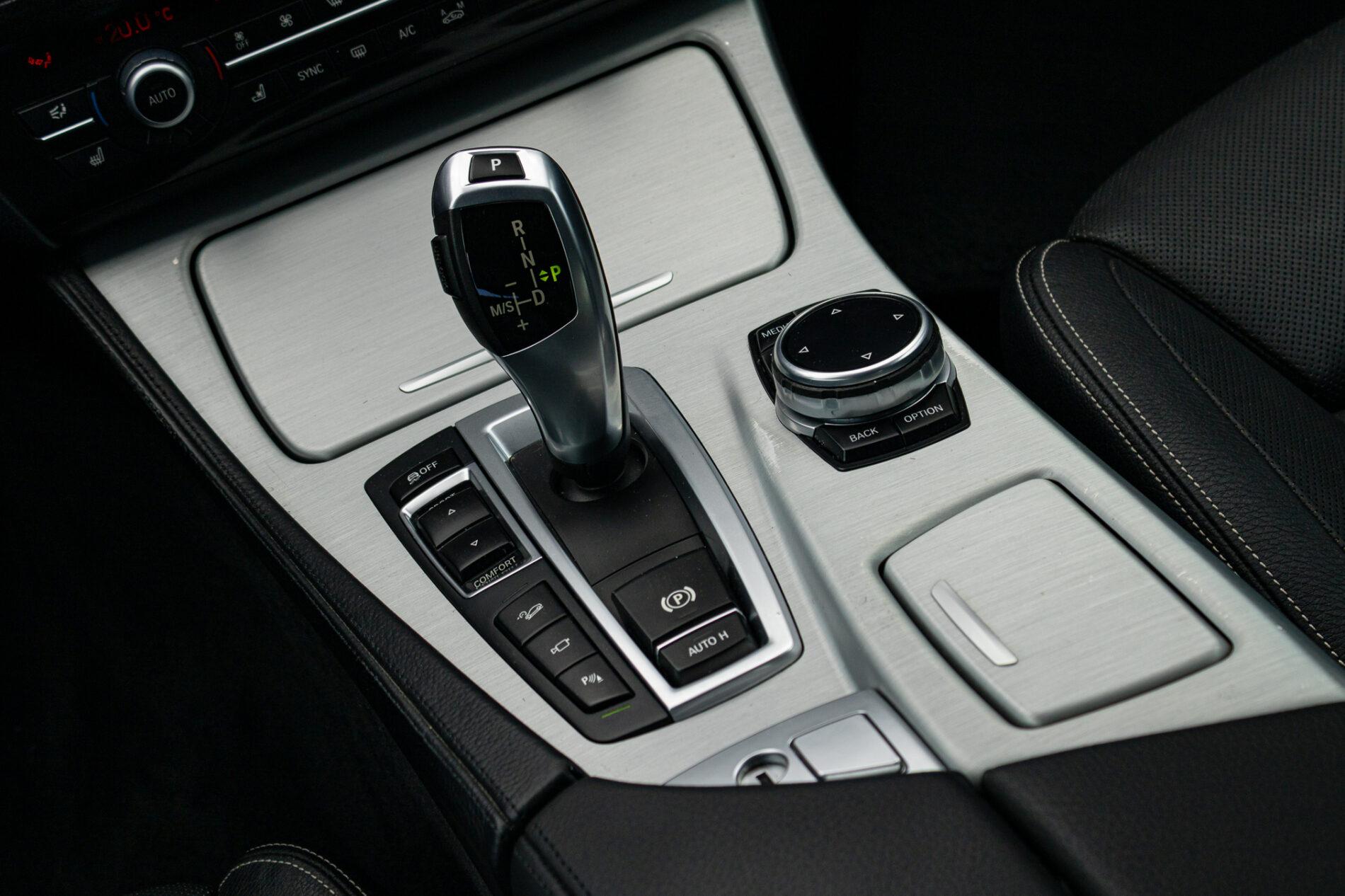 2013 BMW 530d, bílá sedan, 300 588 km
