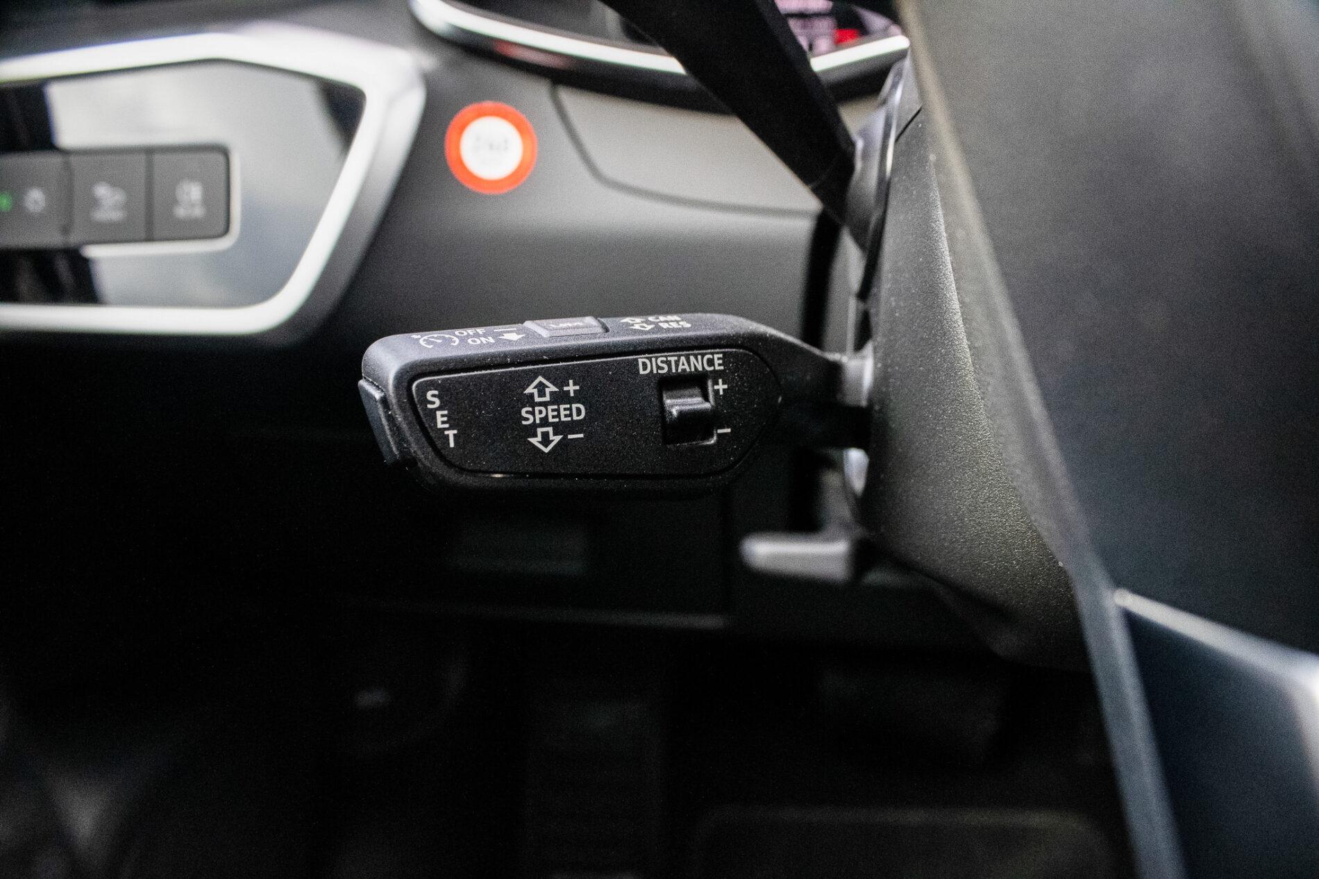 2023 AUDI A6, šedá sedan, 49 750 km