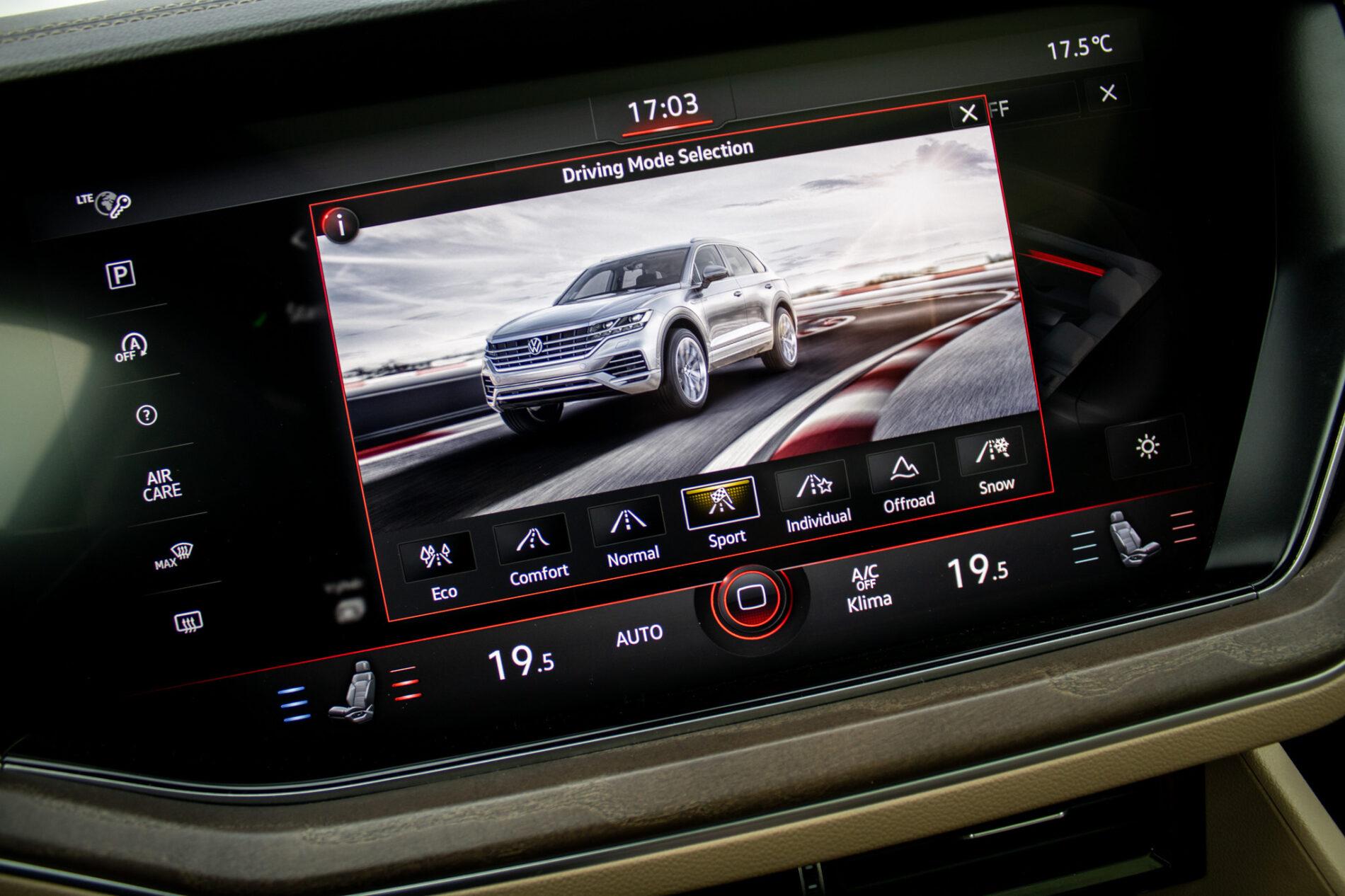 2019 Volkswagen Touareg, bílá suv, 136 410 km