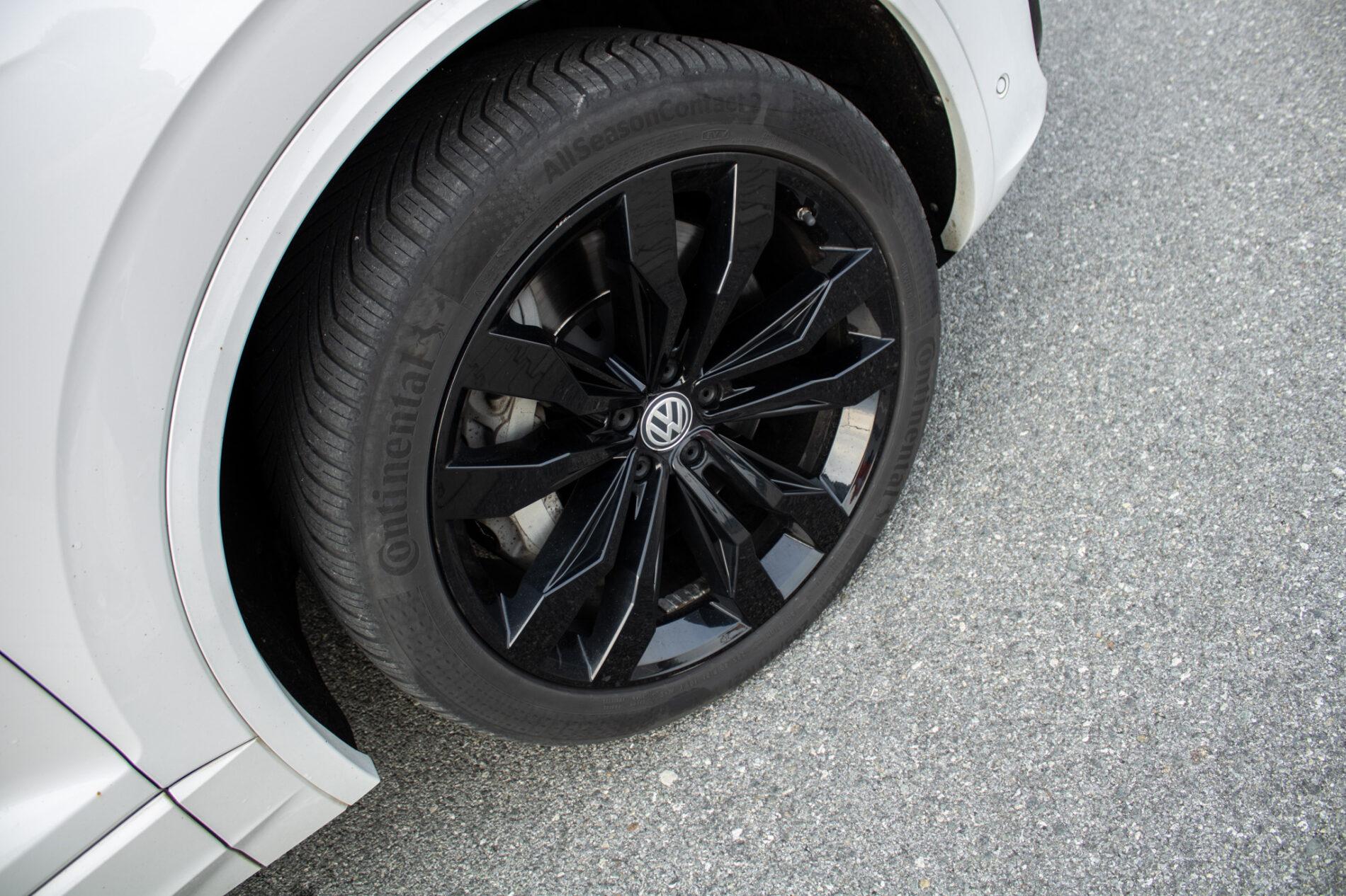 2019 Volkswagen Touareg, bílá suv, 136 410 km