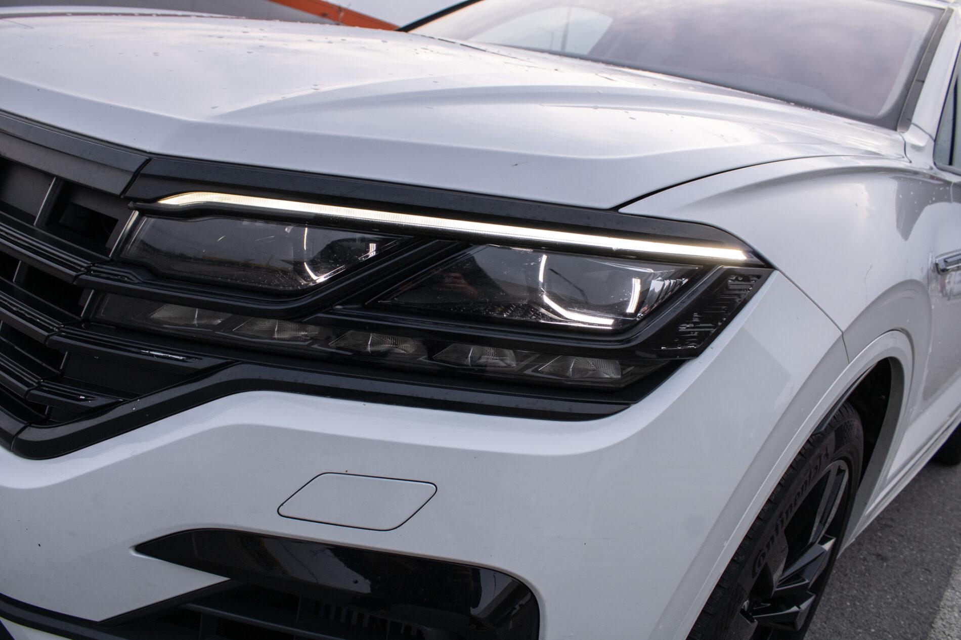 2019 Volkswagen Touareg, bílá suv, 136 410 km