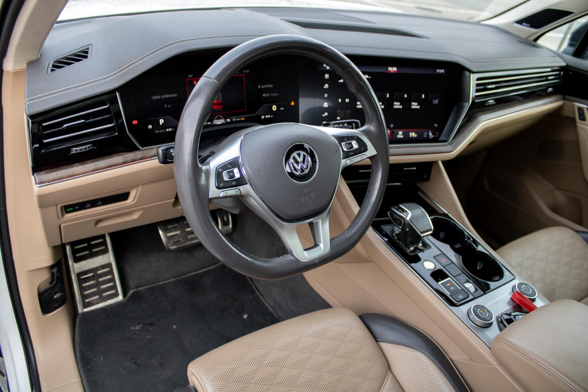 2019 Volkswagen Touareg, bílá suv, 136 410 km