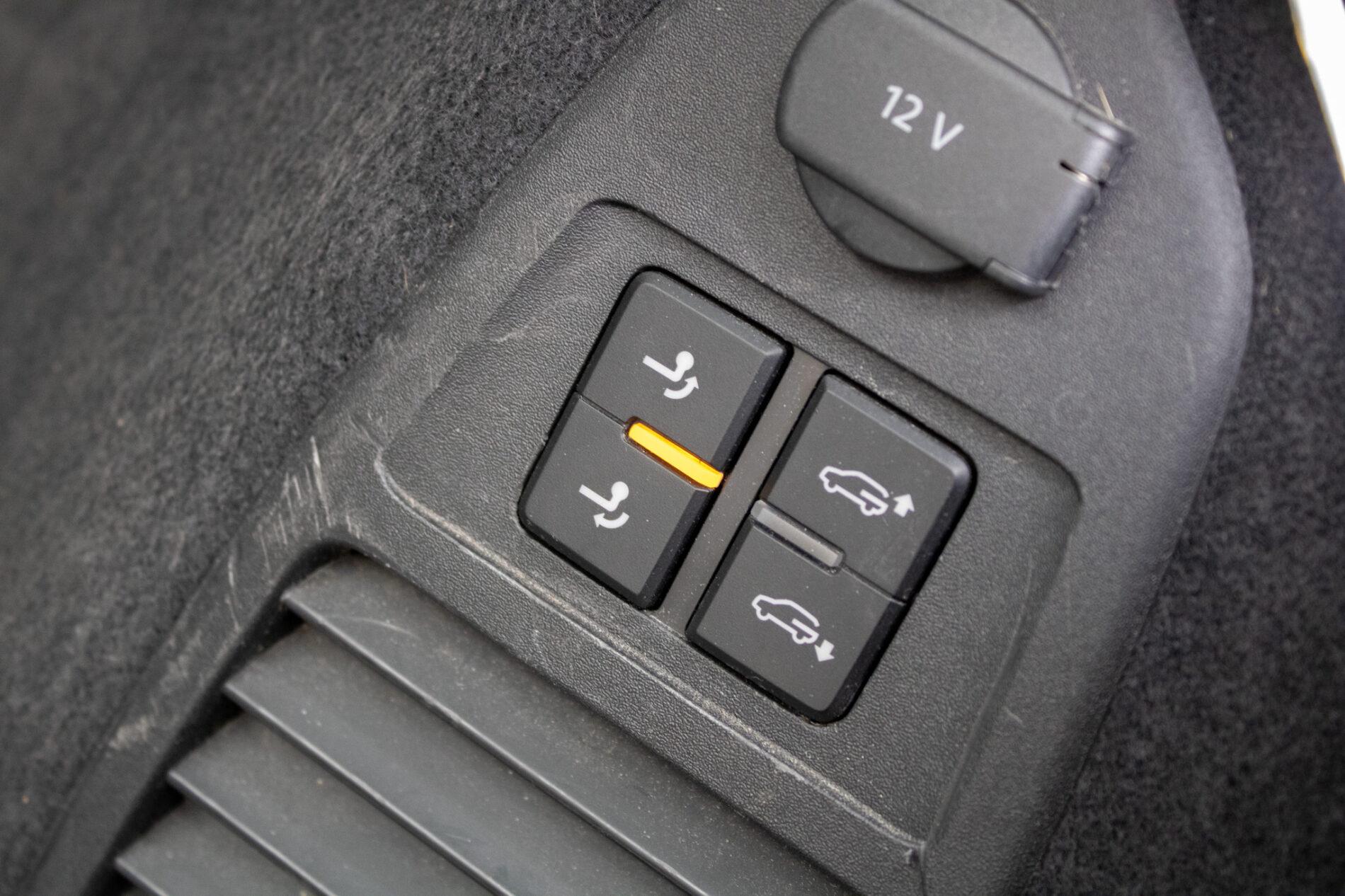 2019 Volkswagen Touareg, bílá suv, 136 410 km