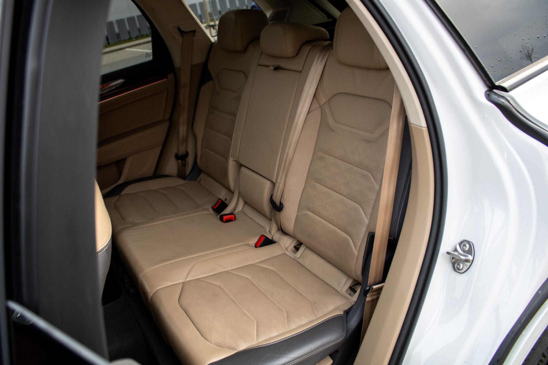 2019 Volkswagen Touareg, bílá suv, 136 410 km