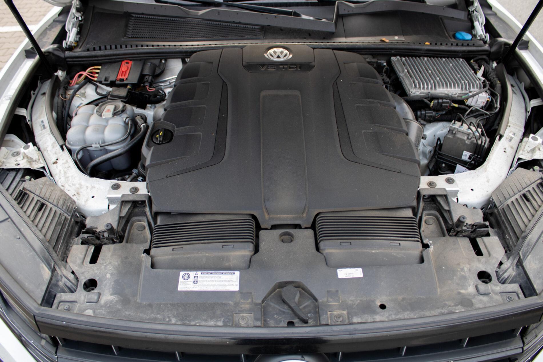 2019 Volkswagen Touareg, bílá suv, 136 410 km
