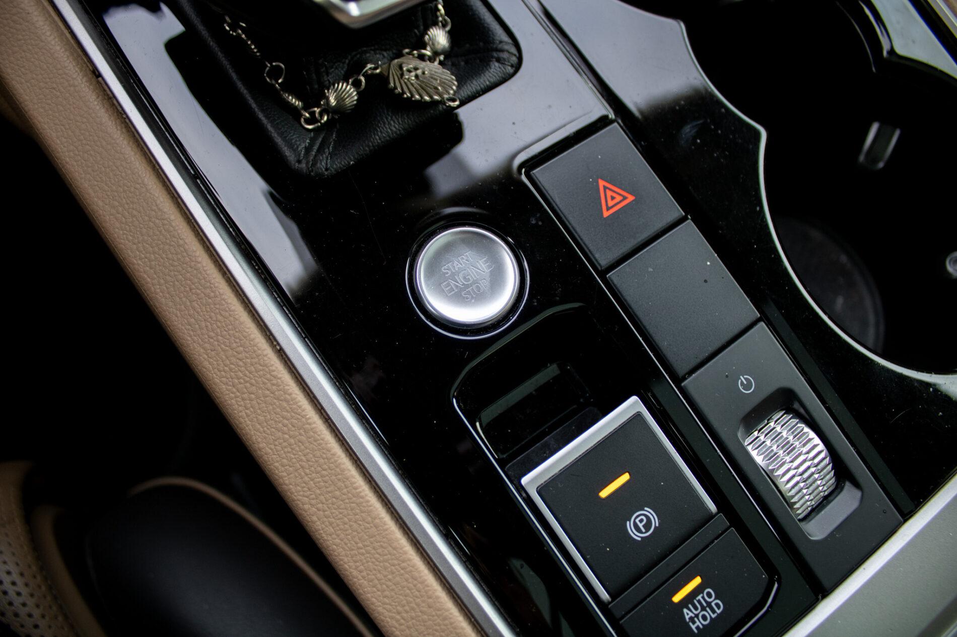 2019 Volkswagen Touareg, bílá suv, 136 410 km