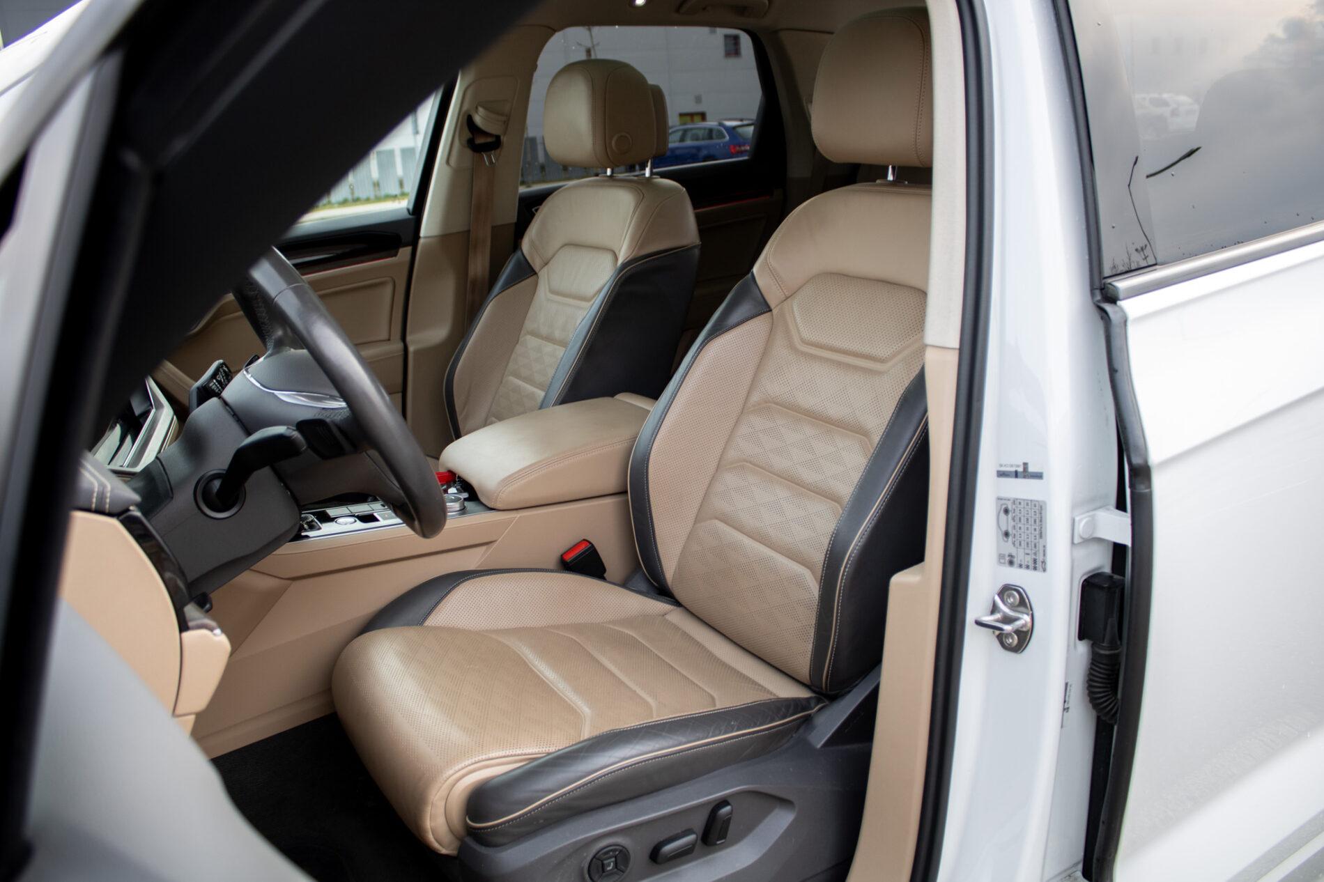 2019 Volkswagen Touareg, bílá suv, 136 410 km