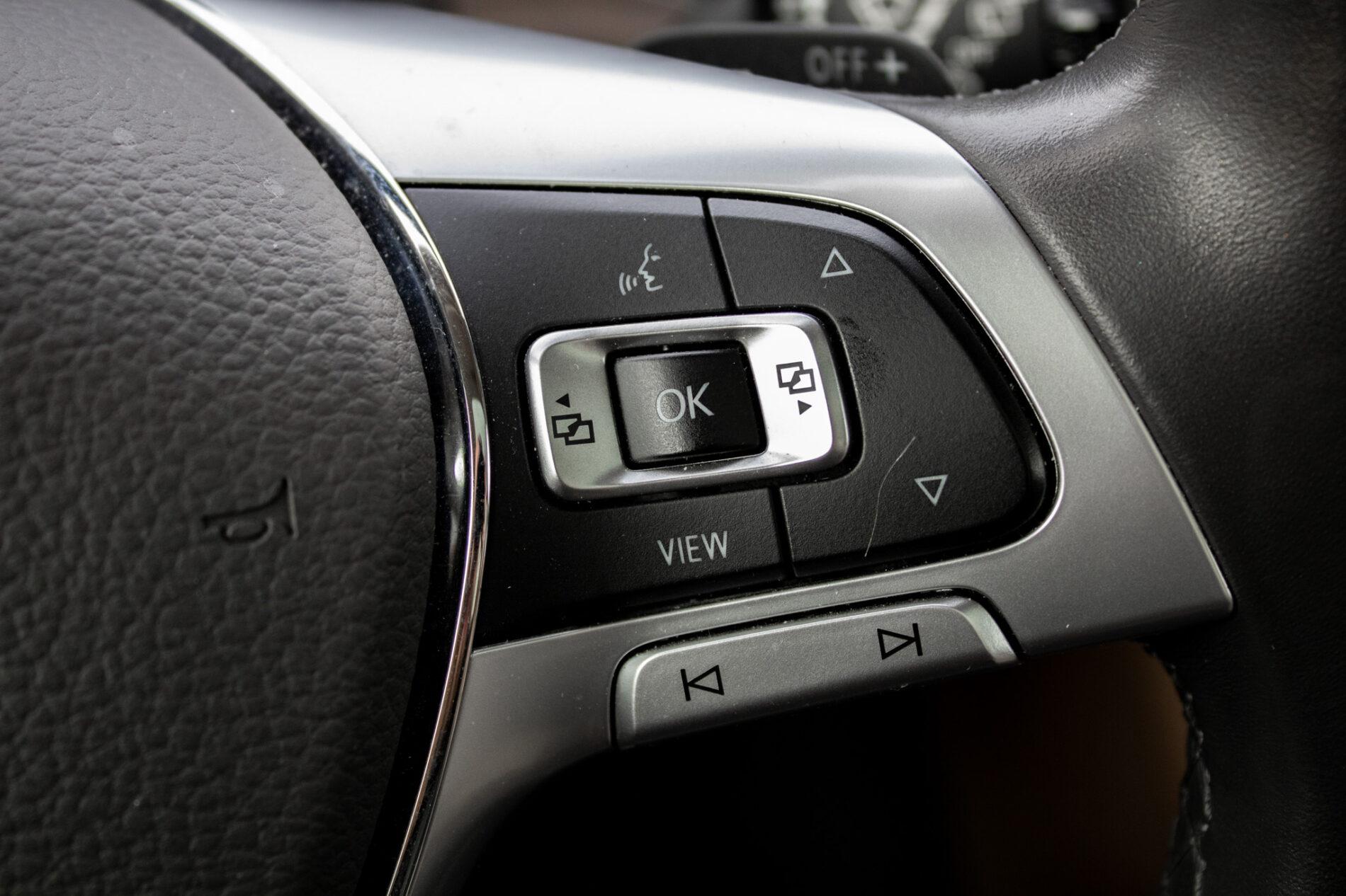 2019 Volkswagen Touareg, bílá suv, 136 410 km
