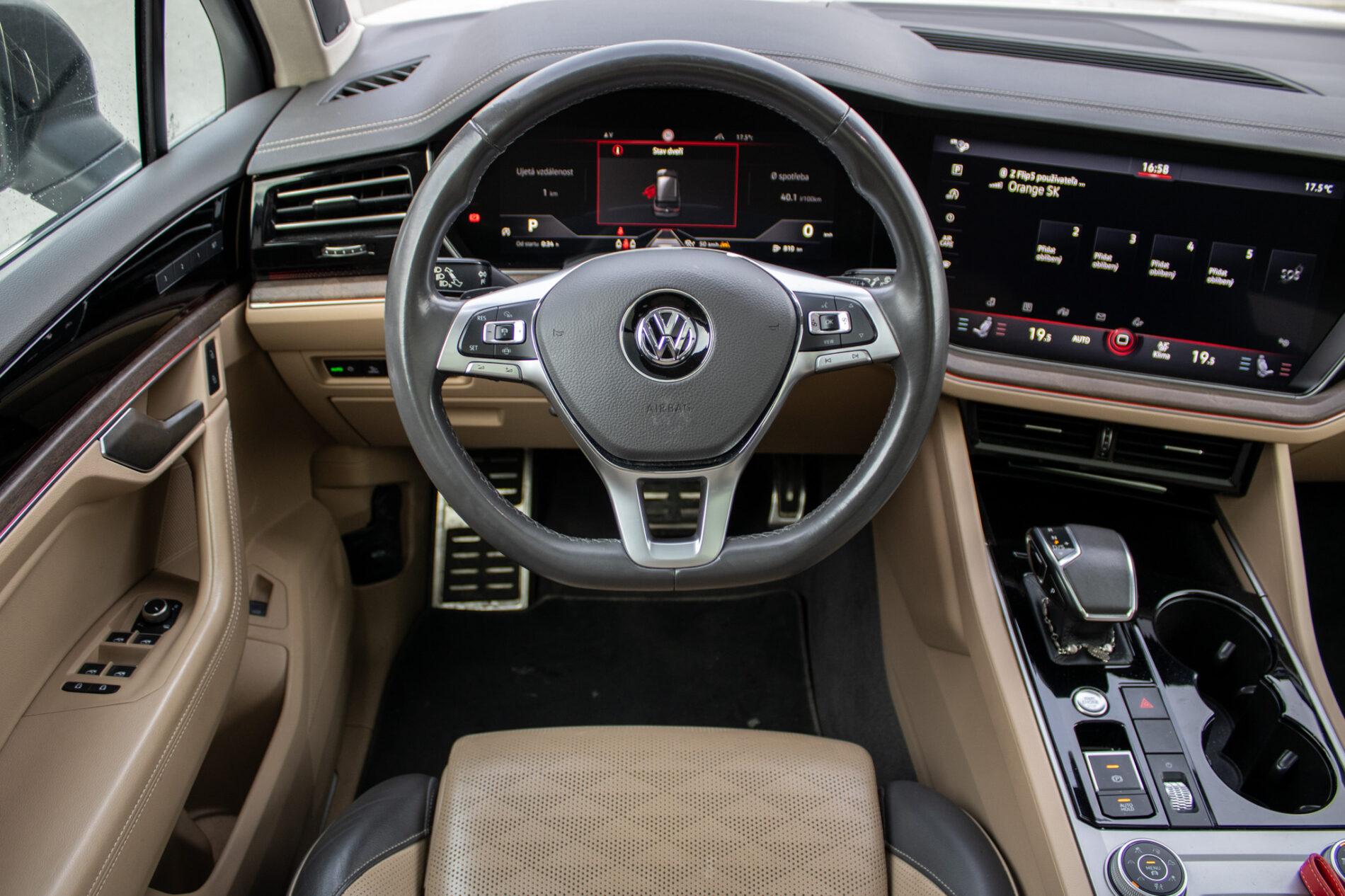 2019 Volkswagen Touareg, bílá suv, 136 410 km