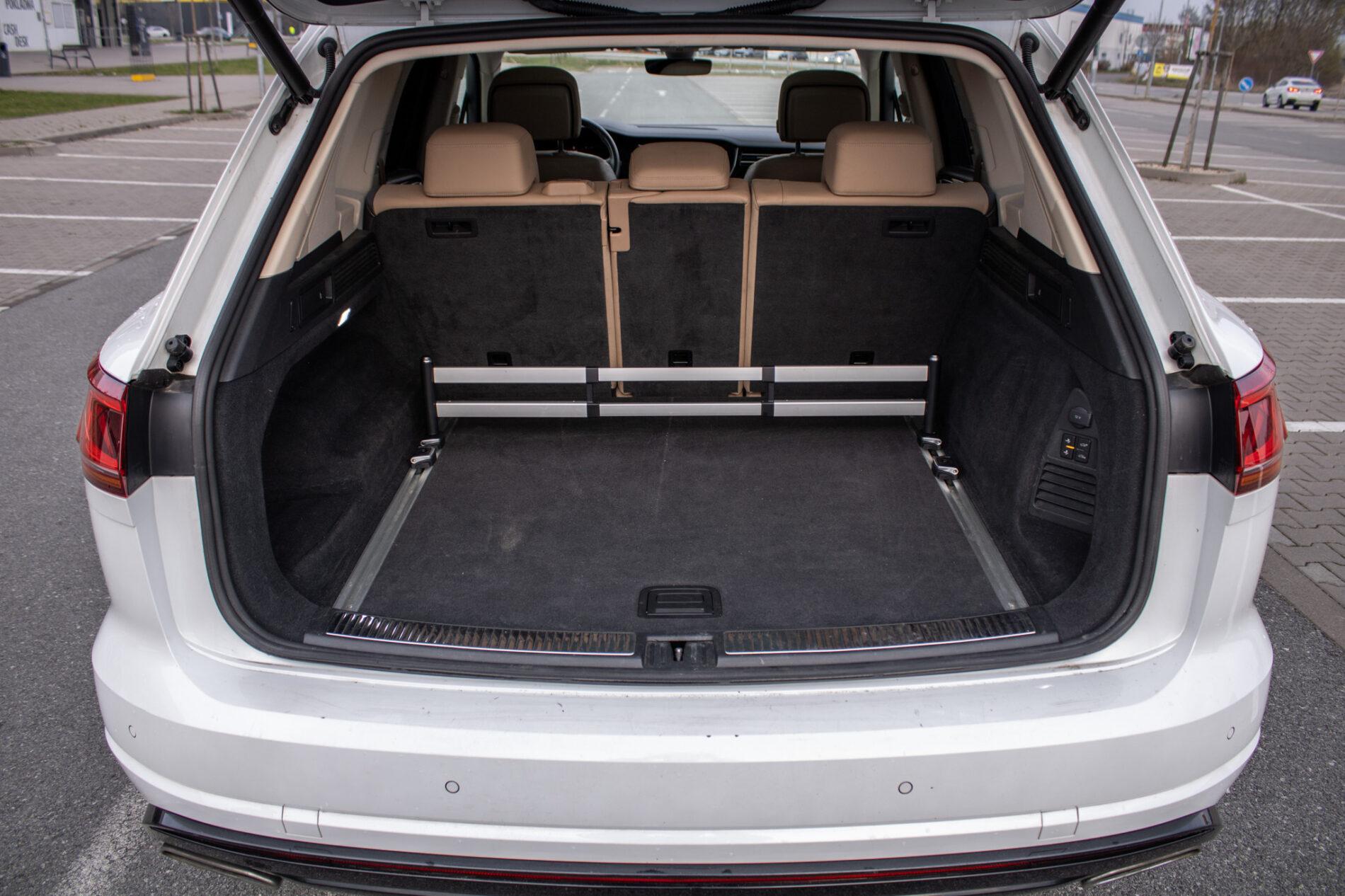 2019 Volkswagen Touareg, bílá suv, 136 410 km