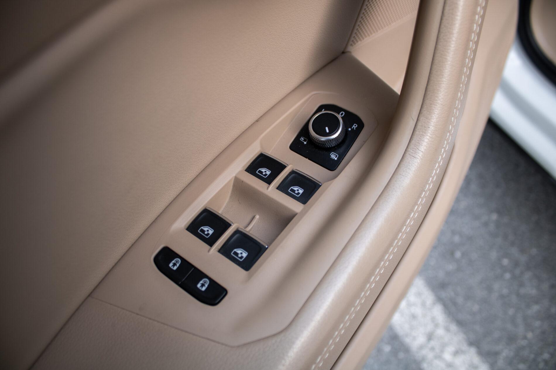 2019 Volkswagen Touareg, bílá suv, 136 410 km
