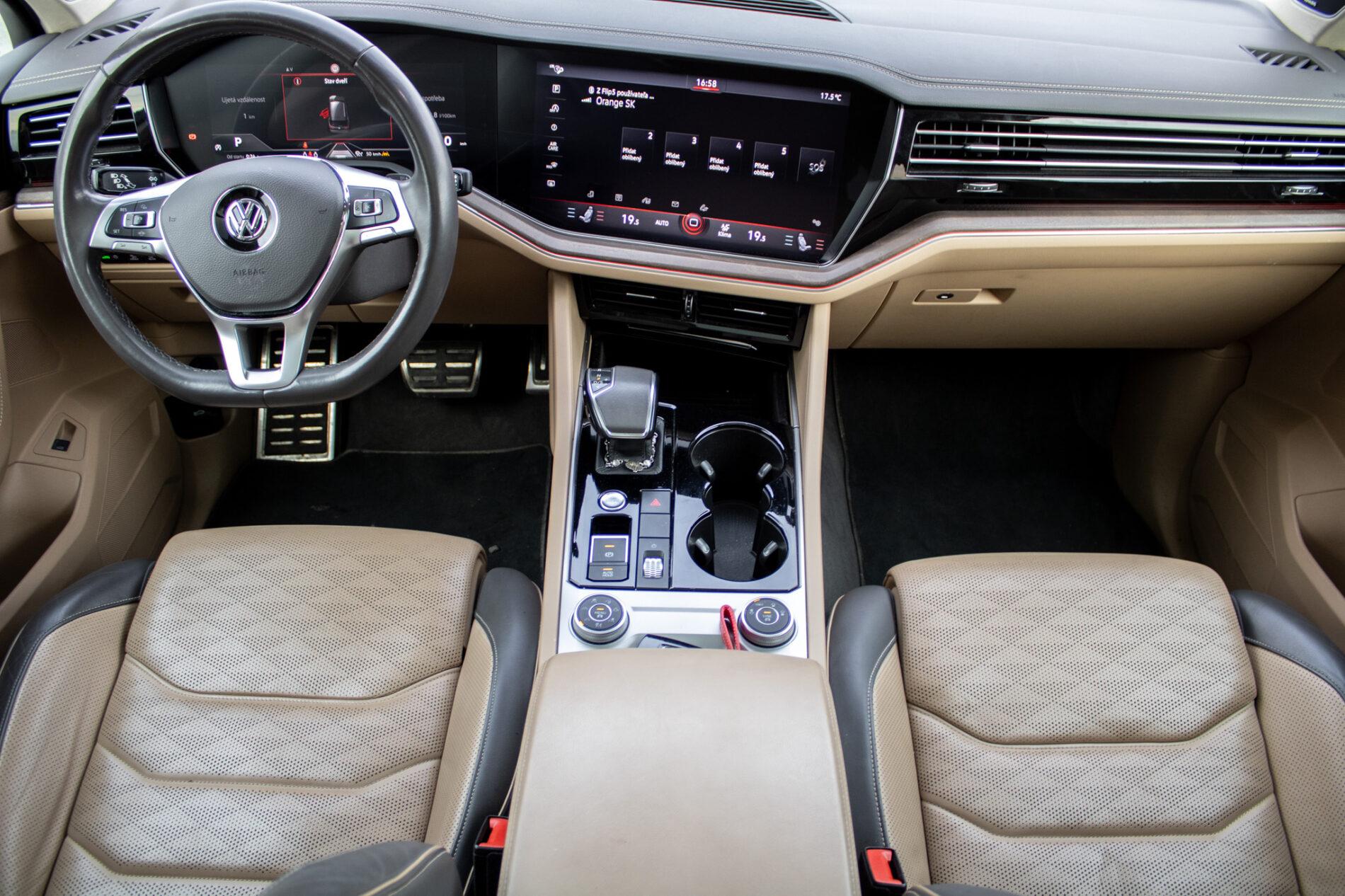 2019 Volkswagen Touareg, bílá suv, 136 410 km