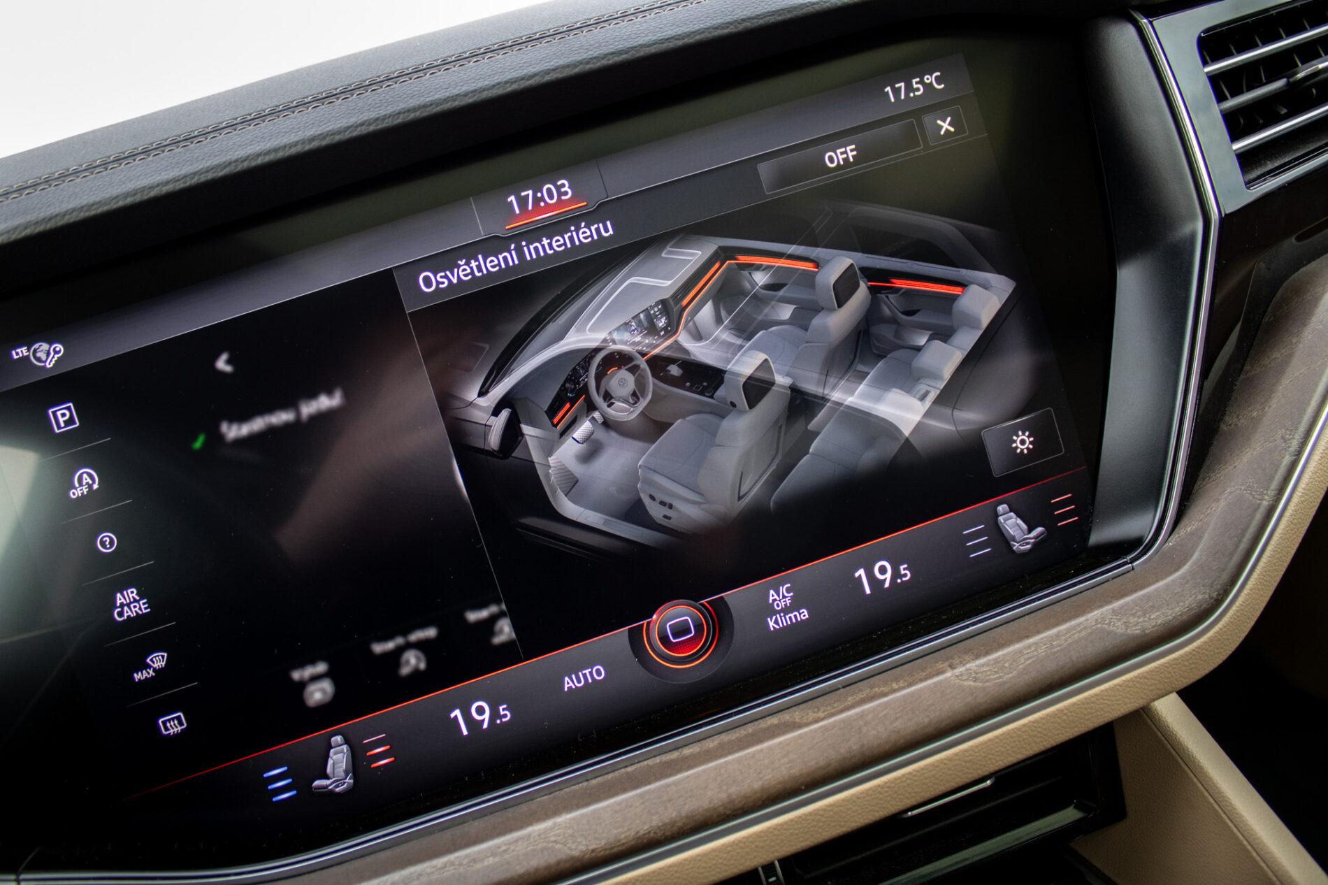 2019 Volkswagen Touareg, bílá suv, 136 410 km