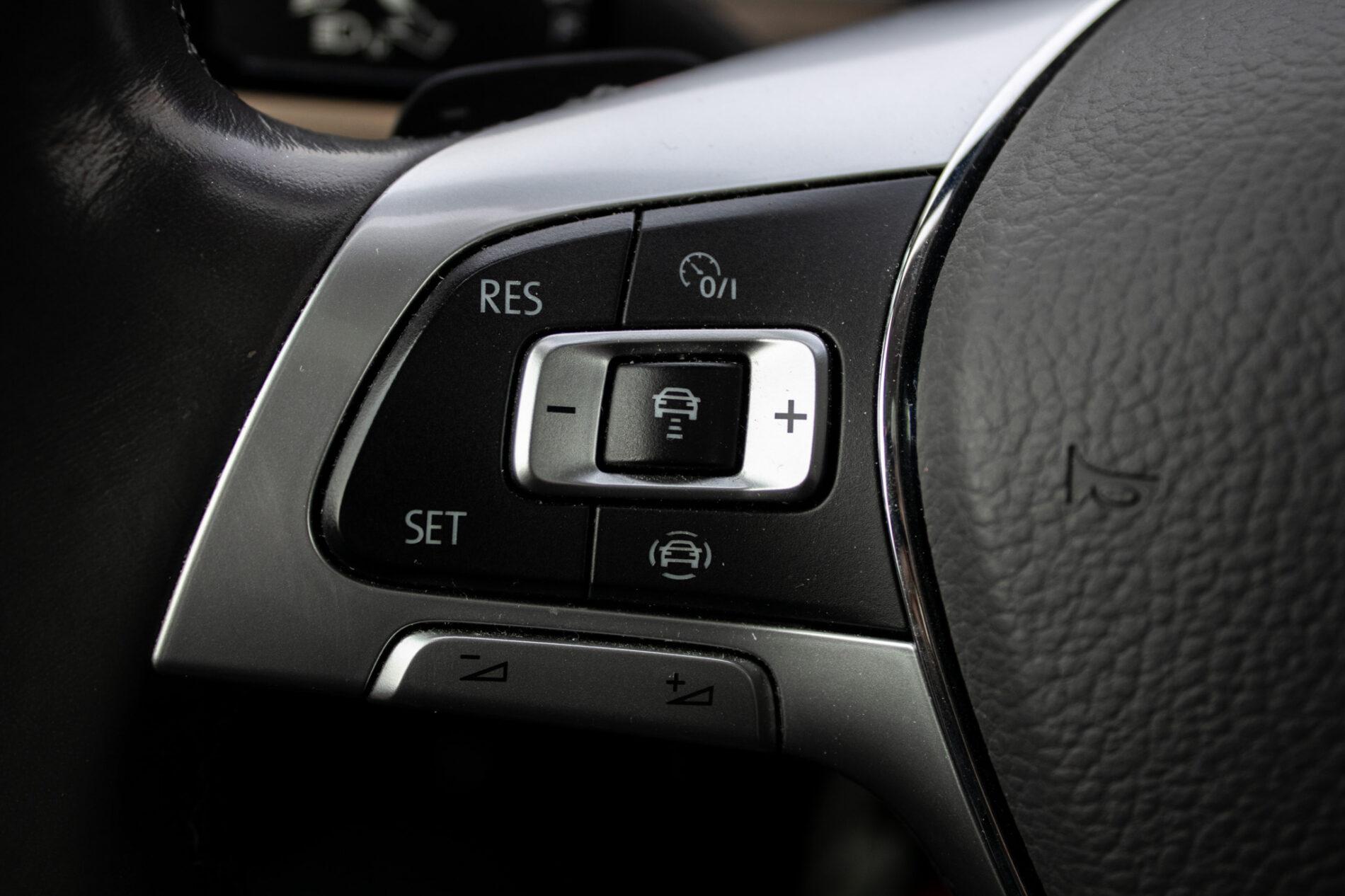 2019 Volkswagen Touareg, bílá suv, 136 410 km