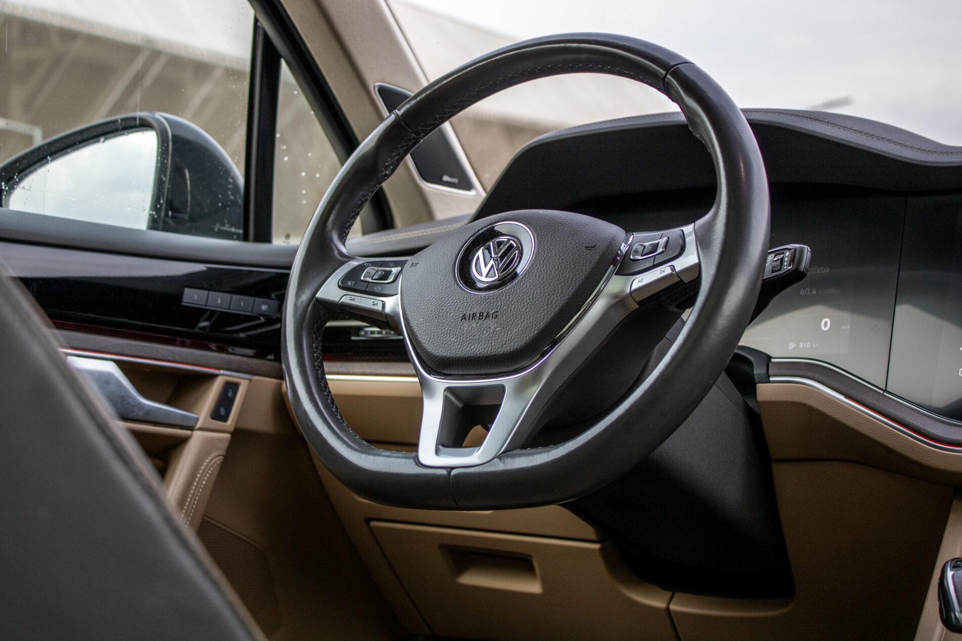 2019 Volkswagen Touareg, bílá suv, 136 410 km