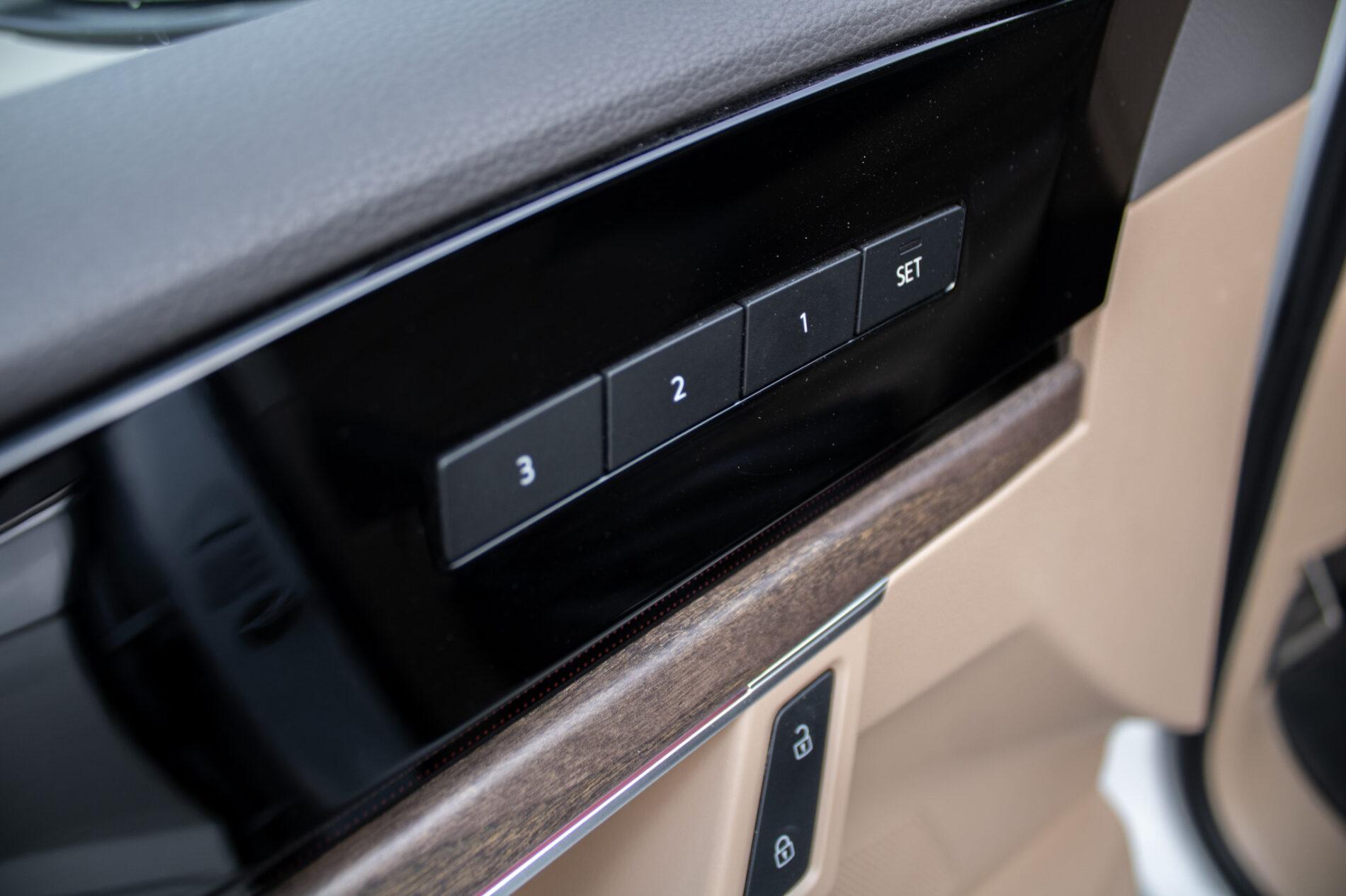 2019 Volkswagen Touareg, bílá suv, 136 410 km