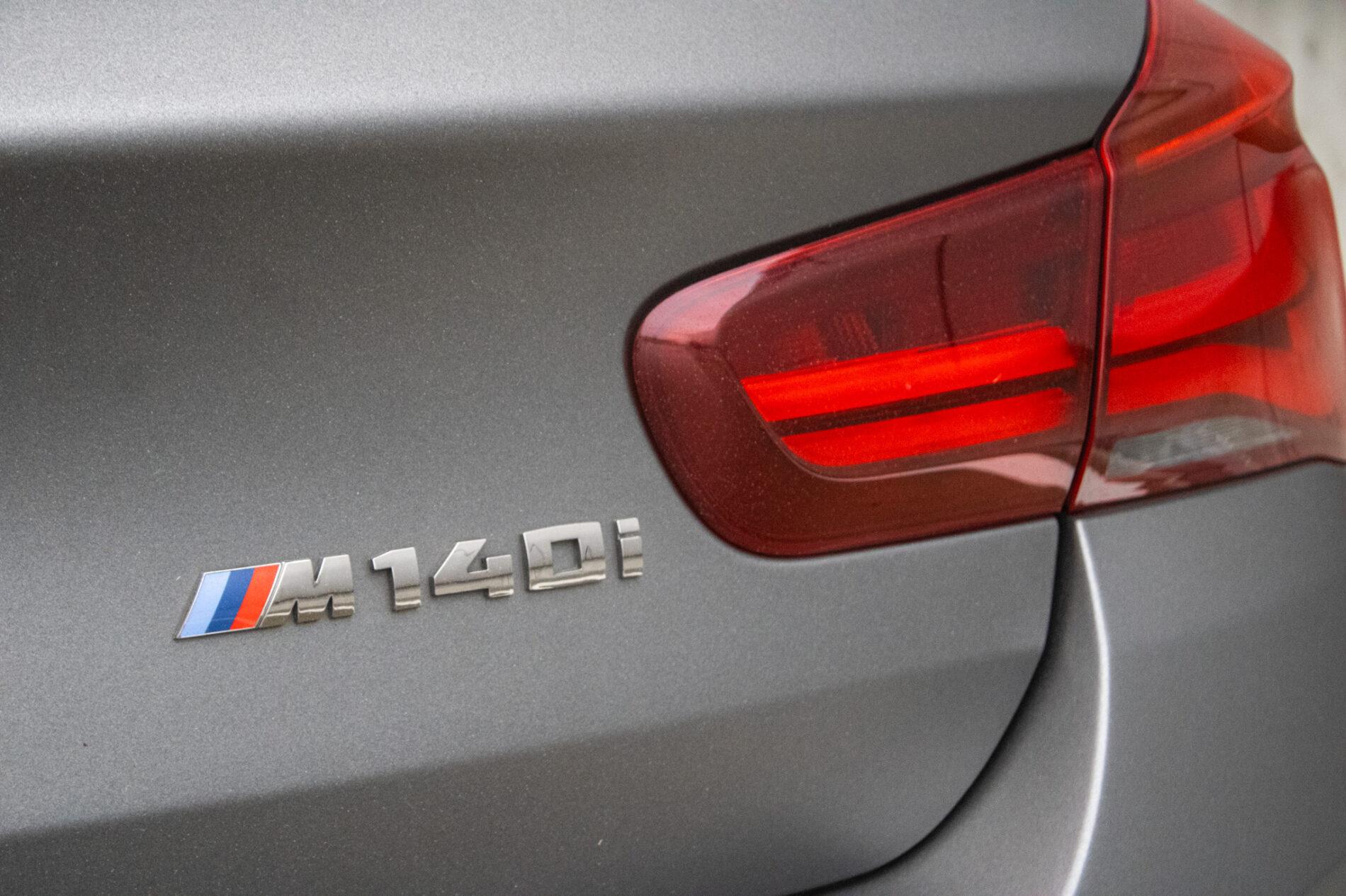 2018 BMW M140i, šedá hatchback, 144 720 km