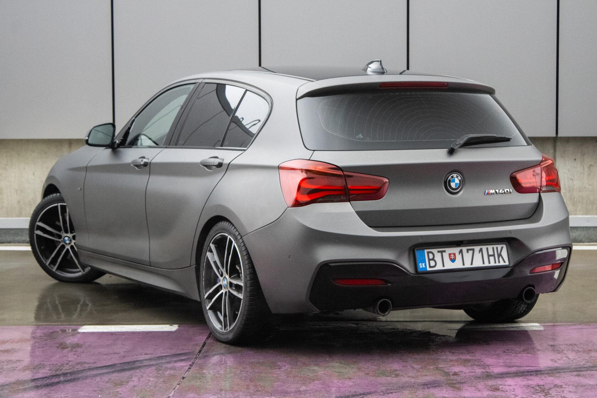 2018 BMW M140i, šedá hatchback, 144 720 km