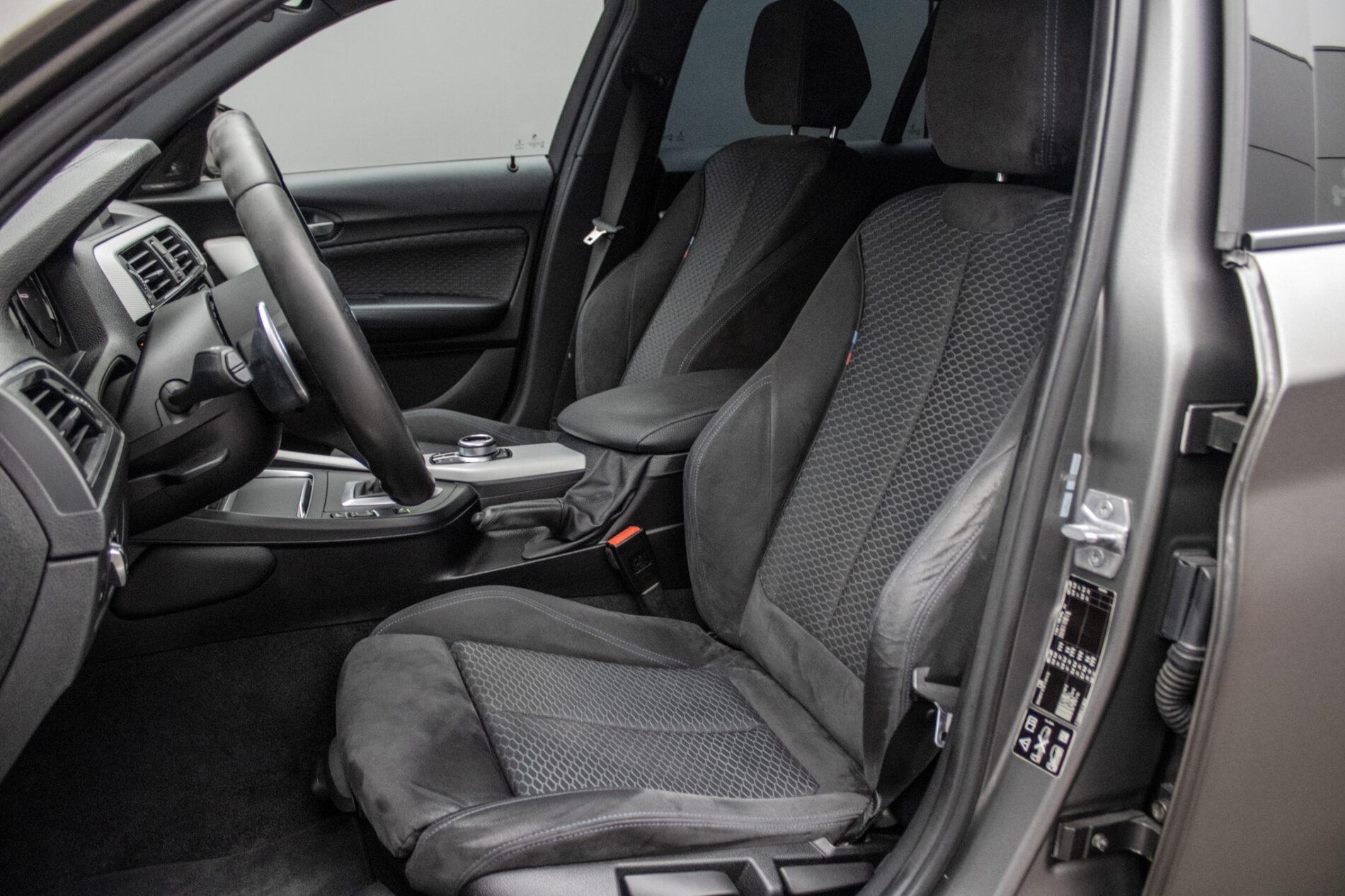 2018 BMW M140i, šedá hatchback, 144 720 km