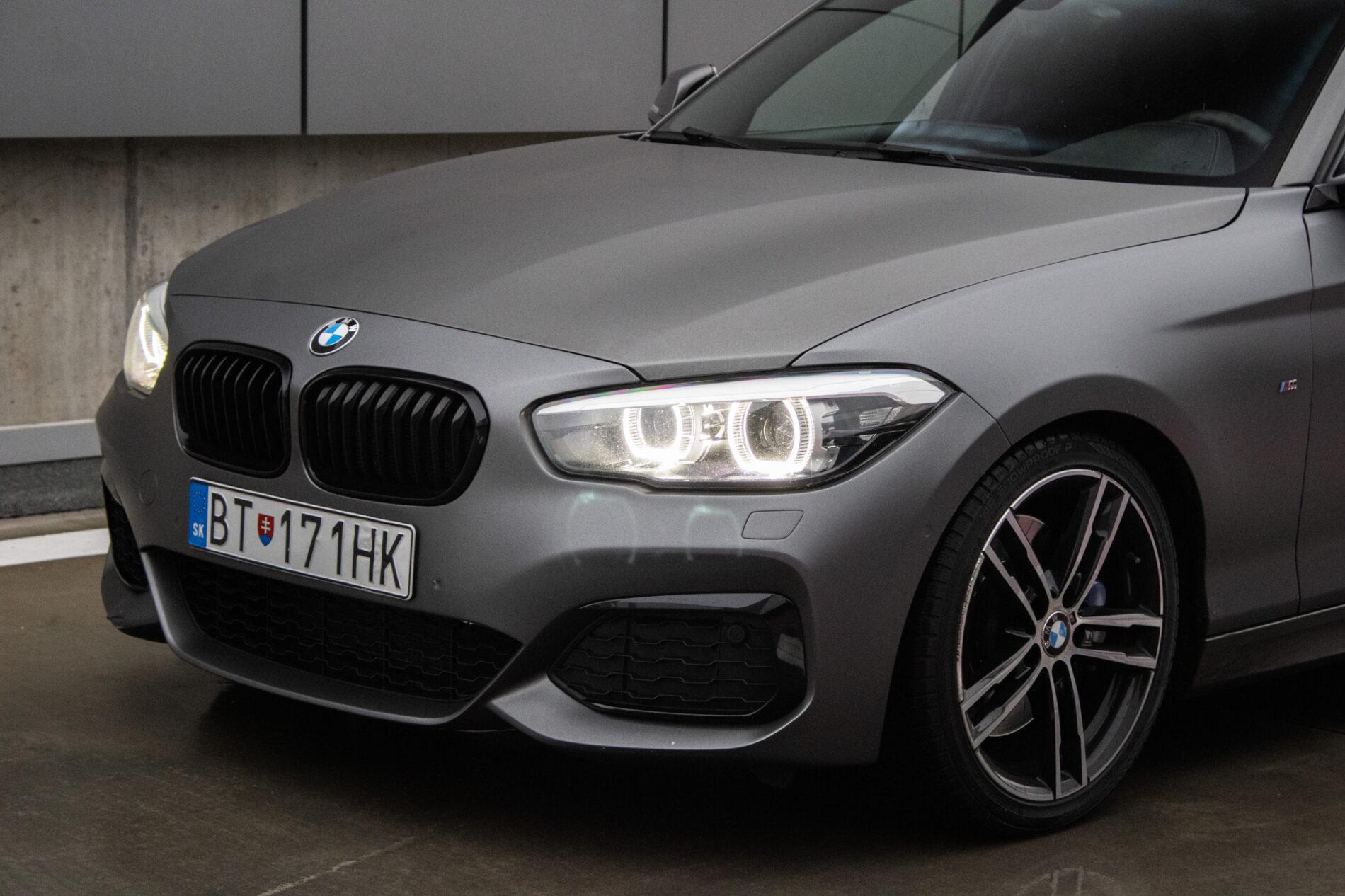 2018 BMW M140i, šedá hatchback, 144 720 km