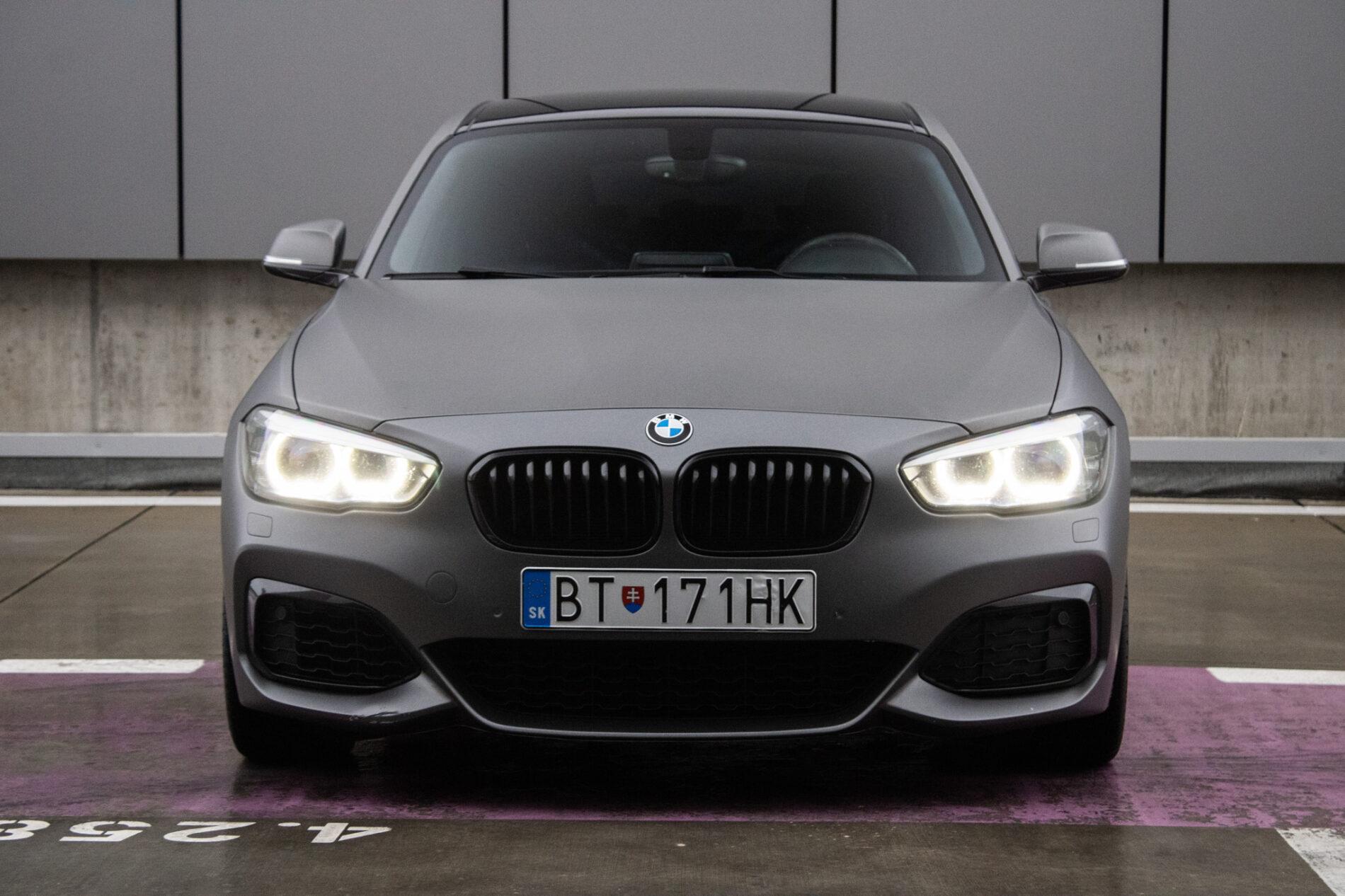 2018 BMW M140i, šedá hatchback, 144 720 km