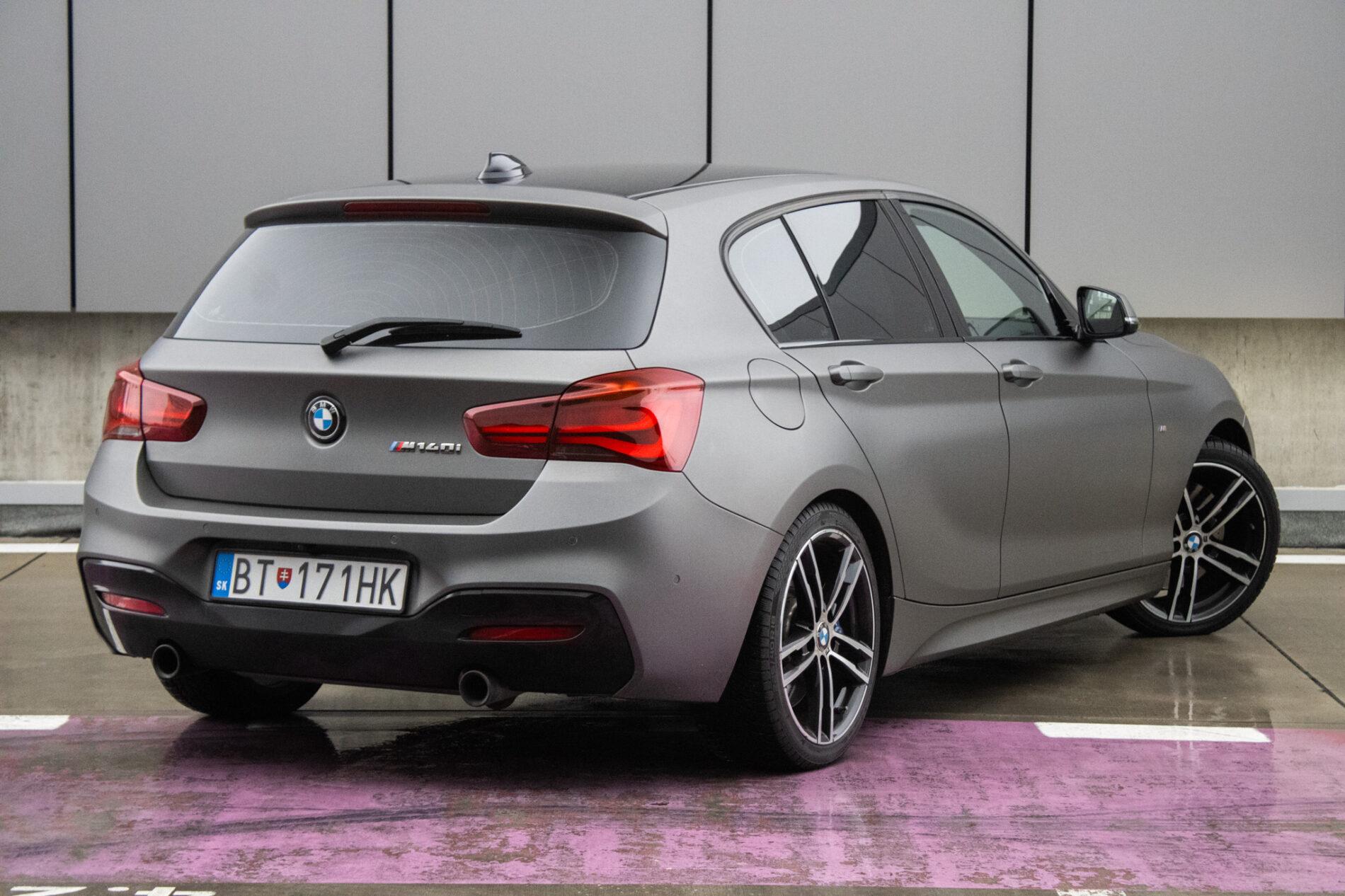 2018 BMW M140i, šedá hatchback, 144 720 km