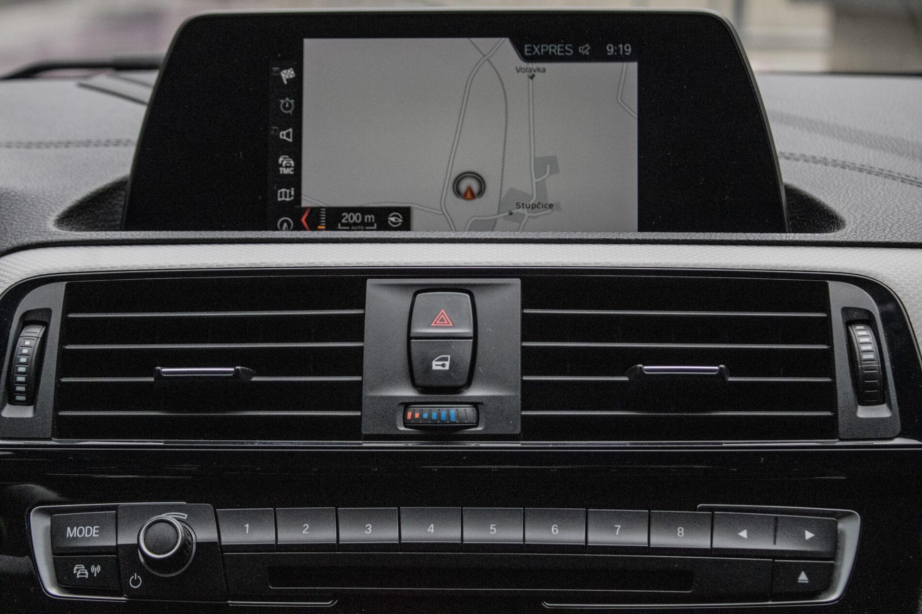 2018 BMW M140i, šedá hatchback, 144 720 km