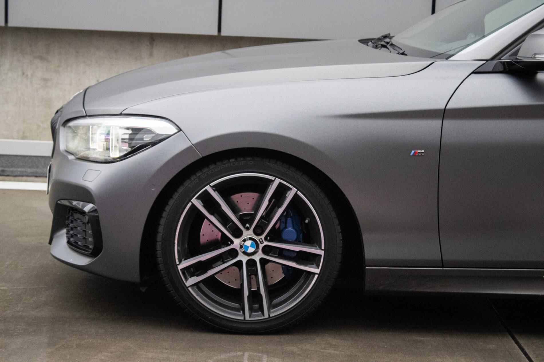 2018 BMW M140i, šedá hatchback, 144 720 km