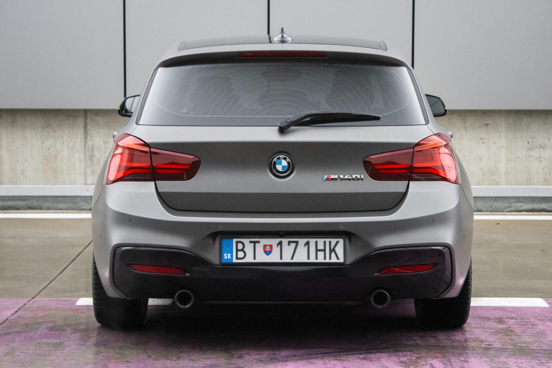 2018 BMW M140i, šedá hatchback, 144 720 km