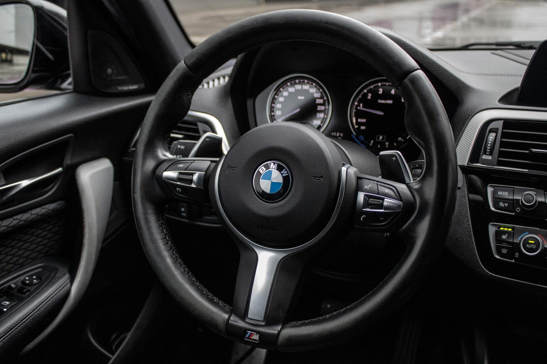 2018 BMW M140i, šedá hatchback, 144 720 km