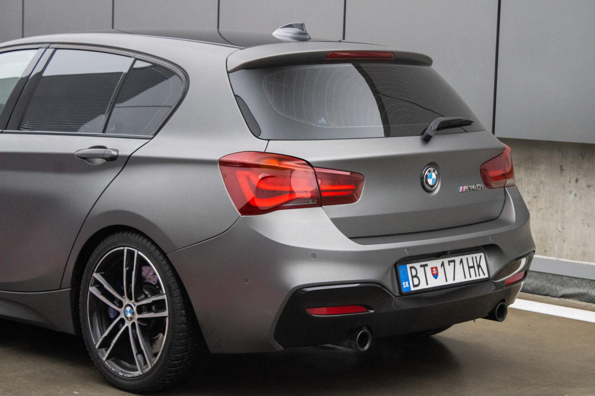 2018 BMW M140i, šedá hatchback, 144 720 km