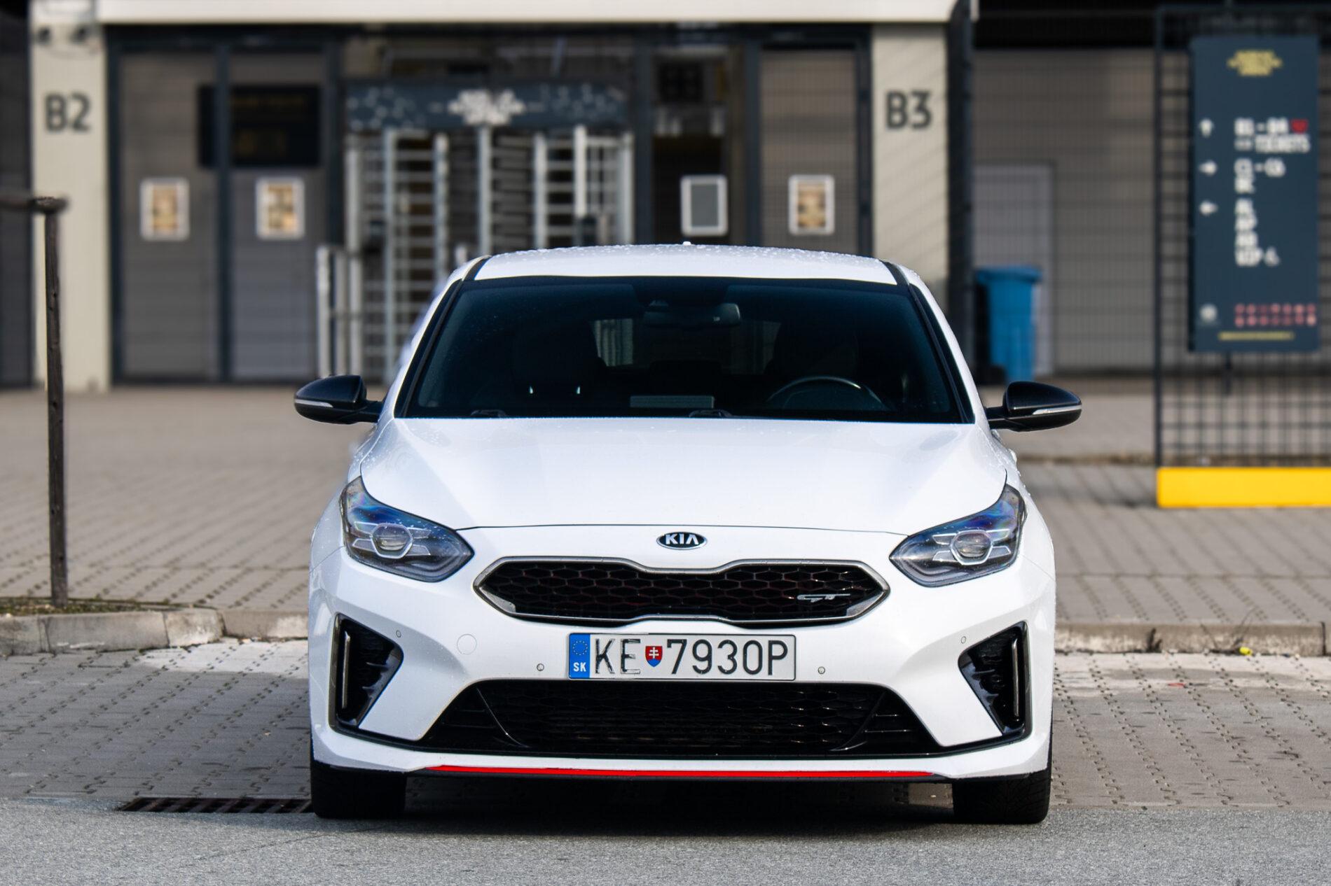 2019 Kia ProCeed GT, bílá hatchback, 115 981 km