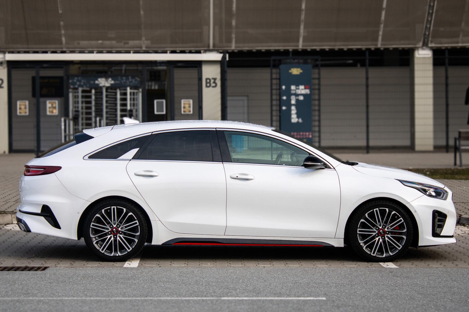 2019 Kia ProCeed GT, bílá hatchback, 115 981 km