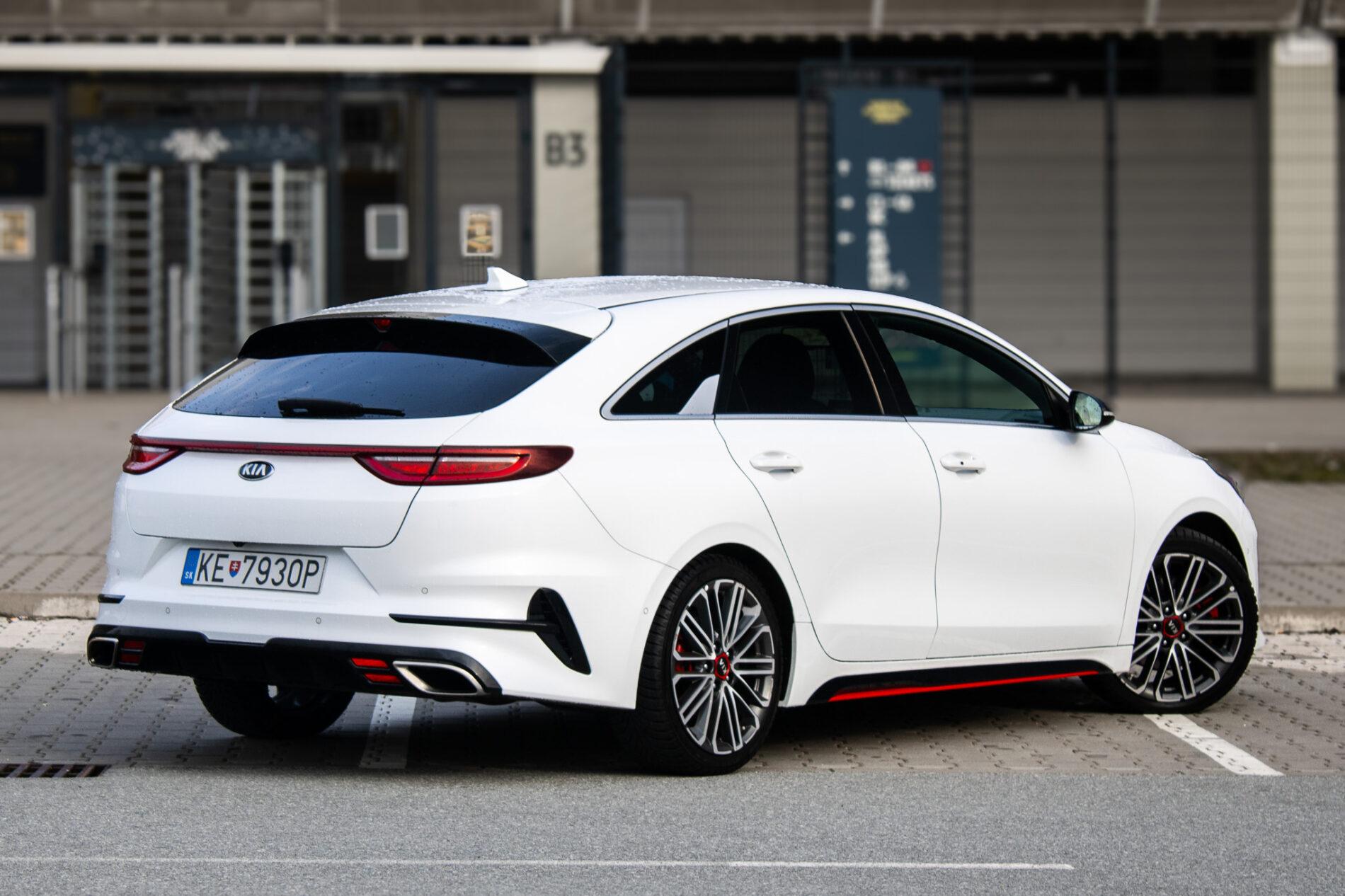 2019 Kia ProCeed GT, bílá hatchback, 115 981 km