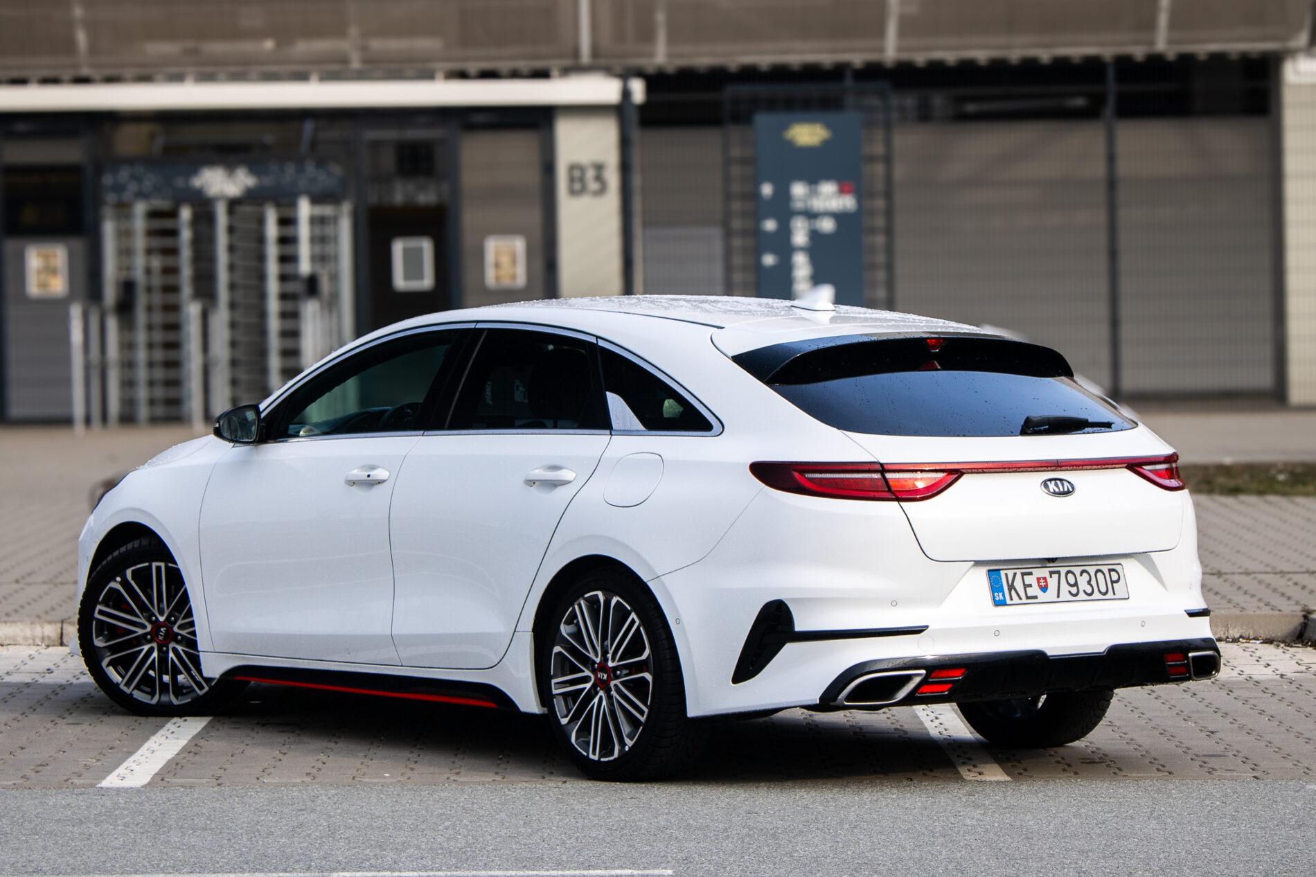 2019 Kia ProCeed GT, bílá hatchback, 115 981 km