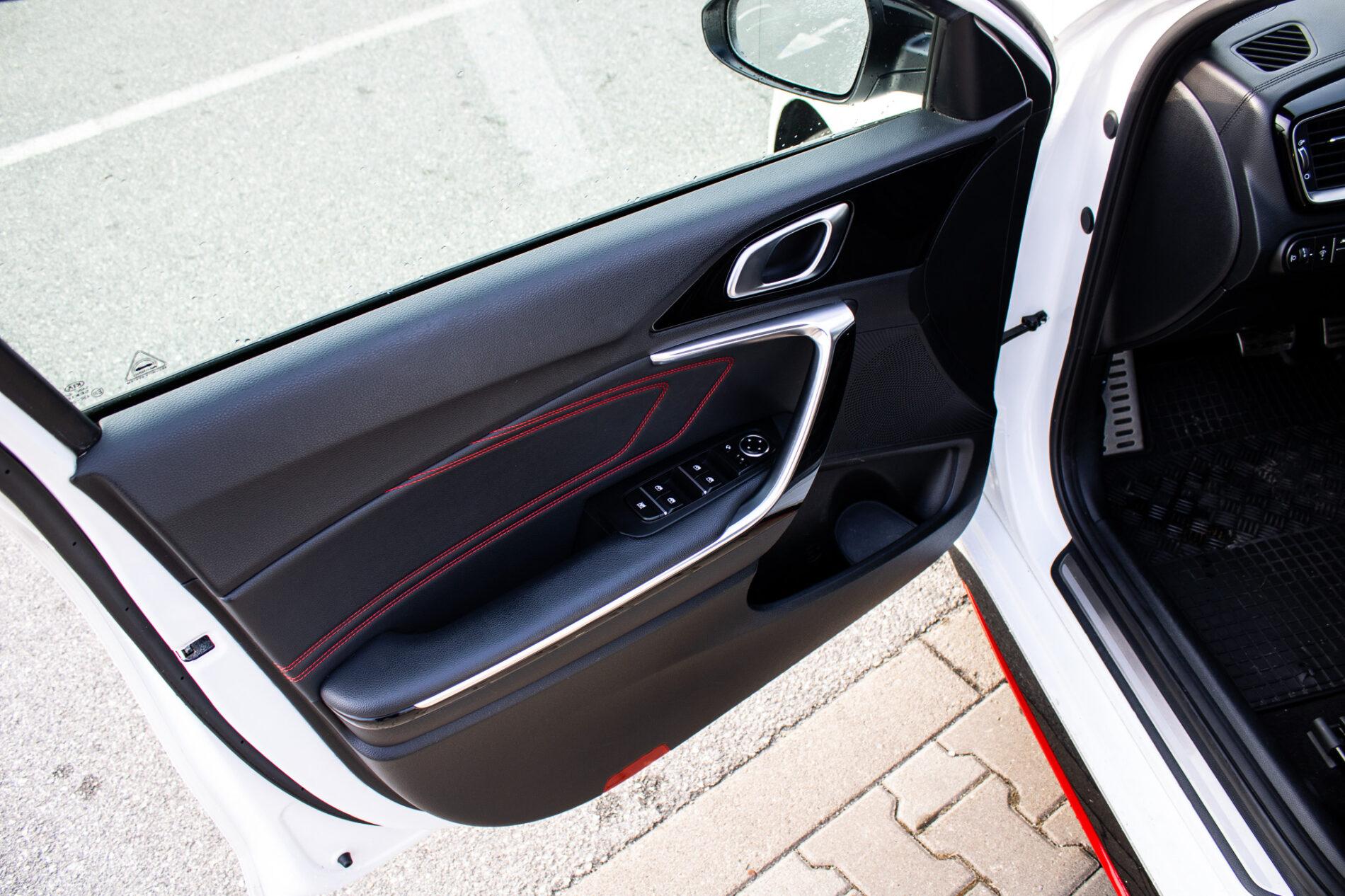 2019 Kia ProCeed GT, bílá hatchback, 115 981 km