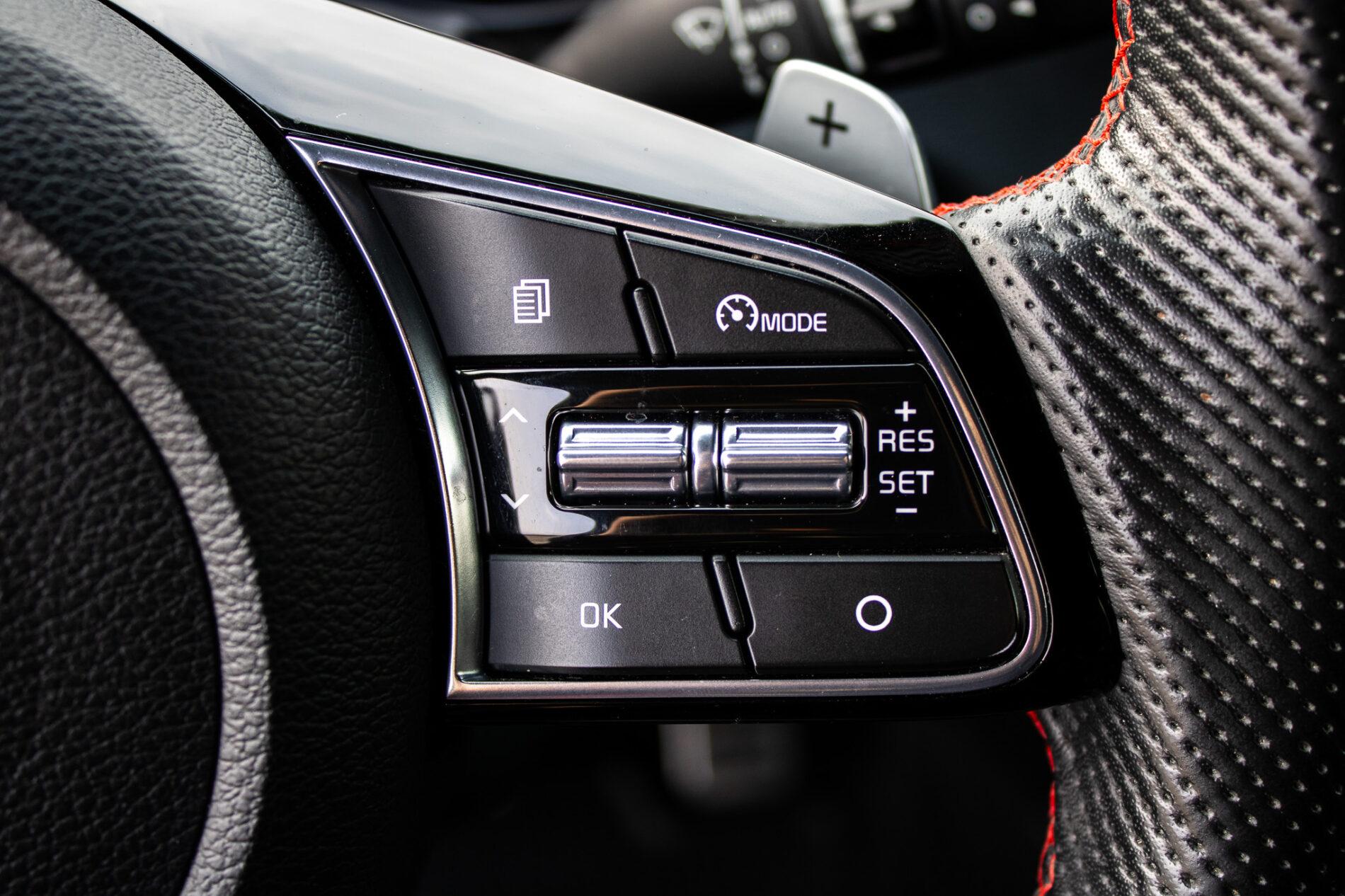 2019 Kia ProCeed GT, bílá hatchback, 115 981 km