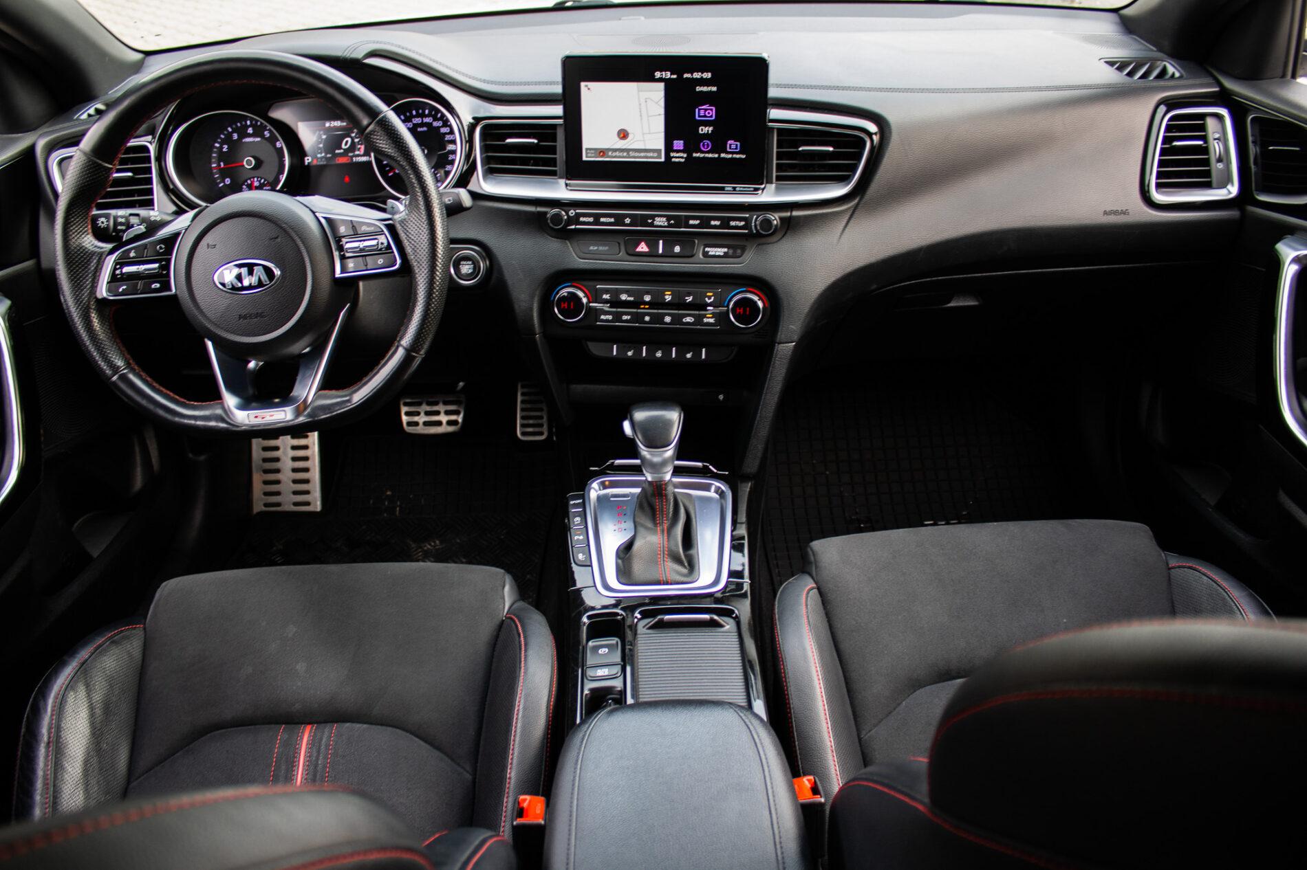 2019 Kia ProCeed GT, bílá hatchback, 115 981 km